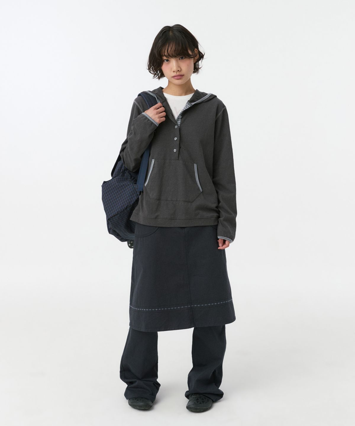 오헤시오(OHESHIO) FLORAL BUTTON HOODED LONG SLEEVE, CHARCOAL
