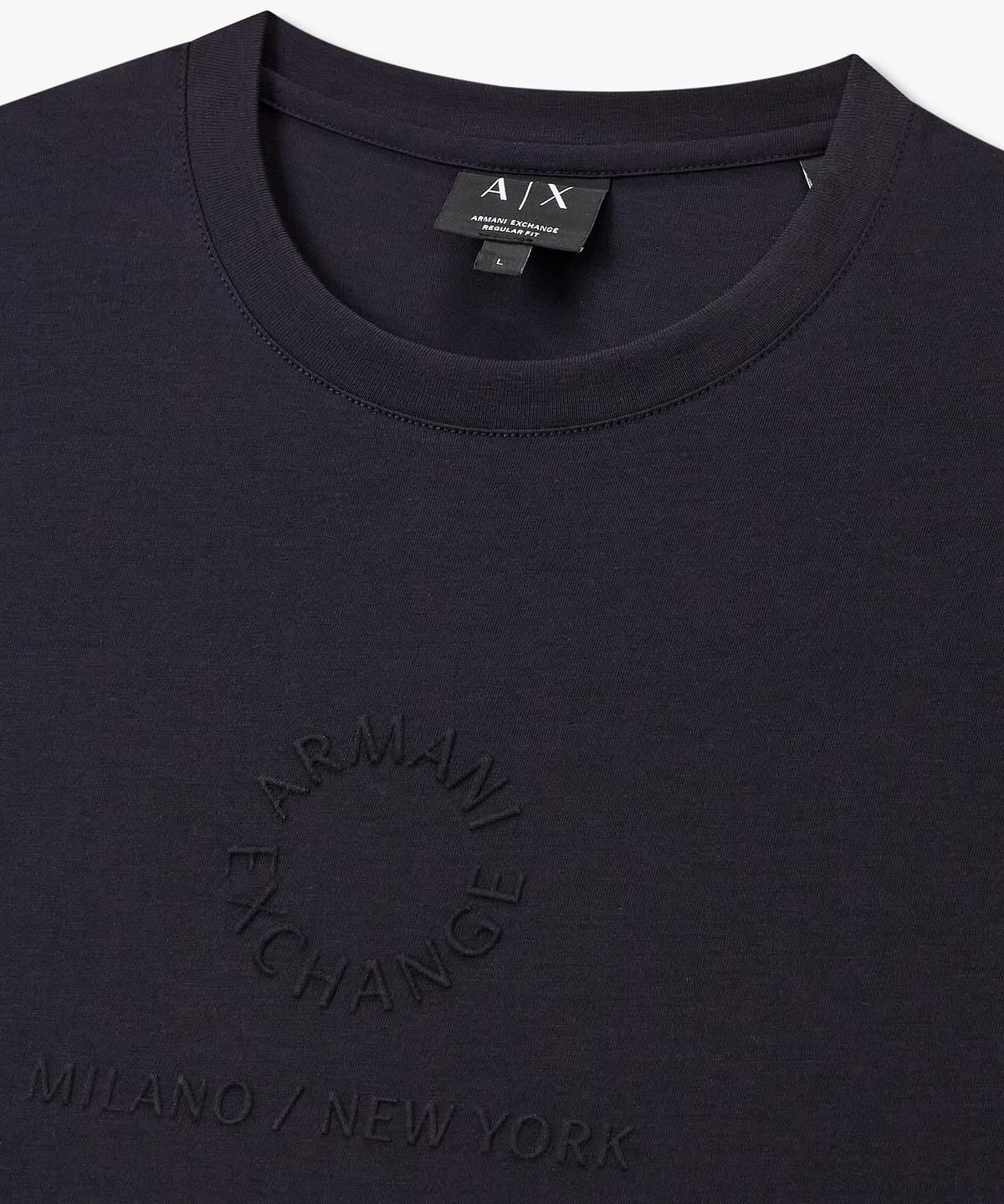아르마니 익스체인지(ARMANI EXCHANGE) 남성 엠보싱 서클 로고 티셔츠 _네이비_A416130033