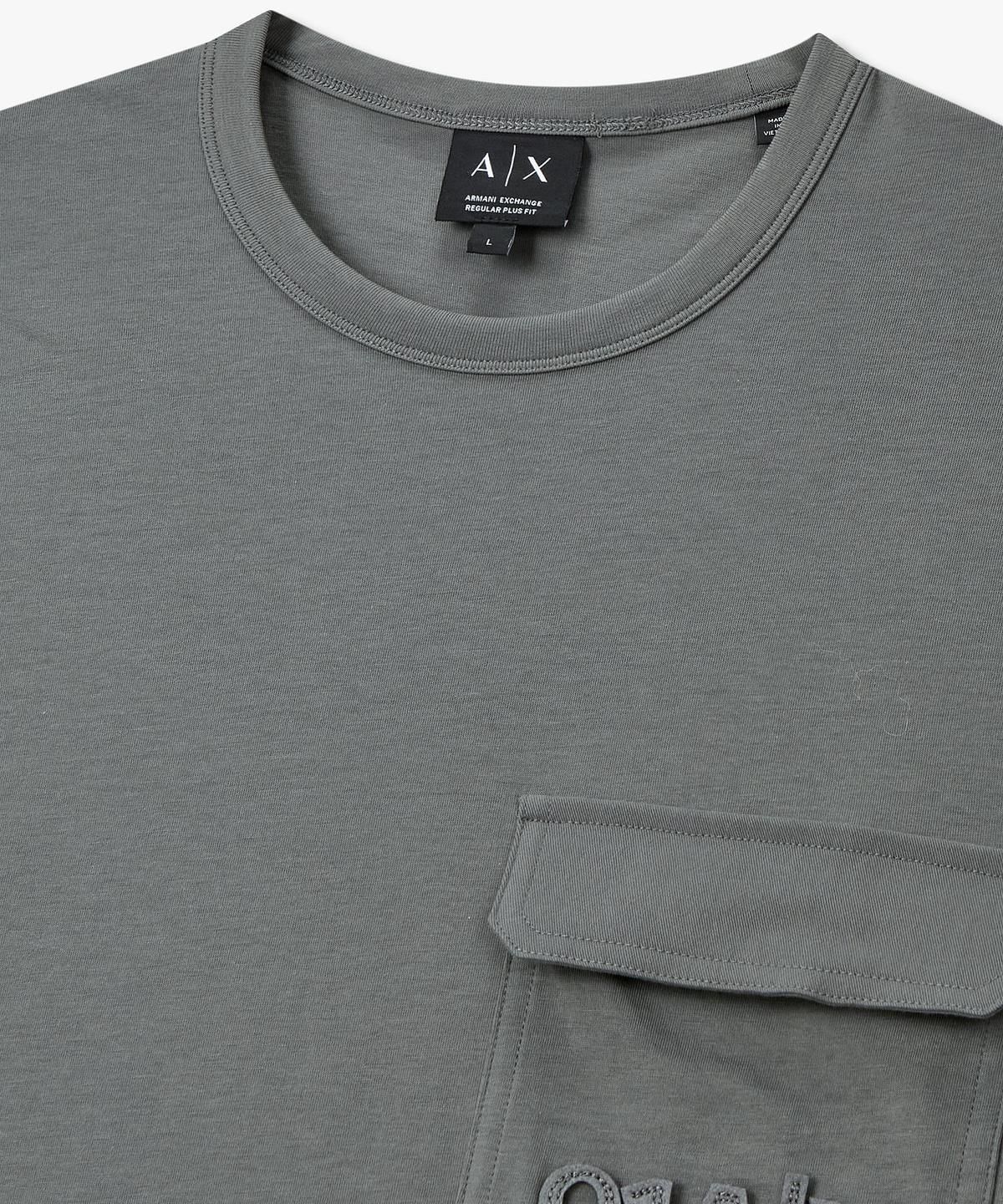 아르마니 익스체인지(ARMANI EXCHANGE) 남성 로고 플랩 포켓 티셔츠 _다크 그레이_A416130012