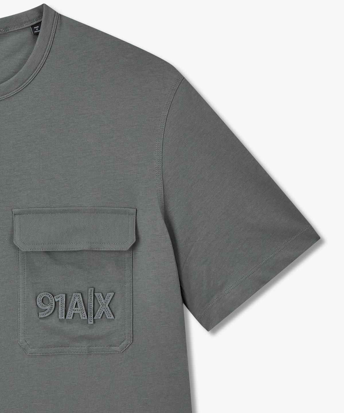 아르마니 익스체인지(ARMANI EXCHANGE) 남성 로고 플랩 포켓 티셔츠 _다크 그레이_A416130012