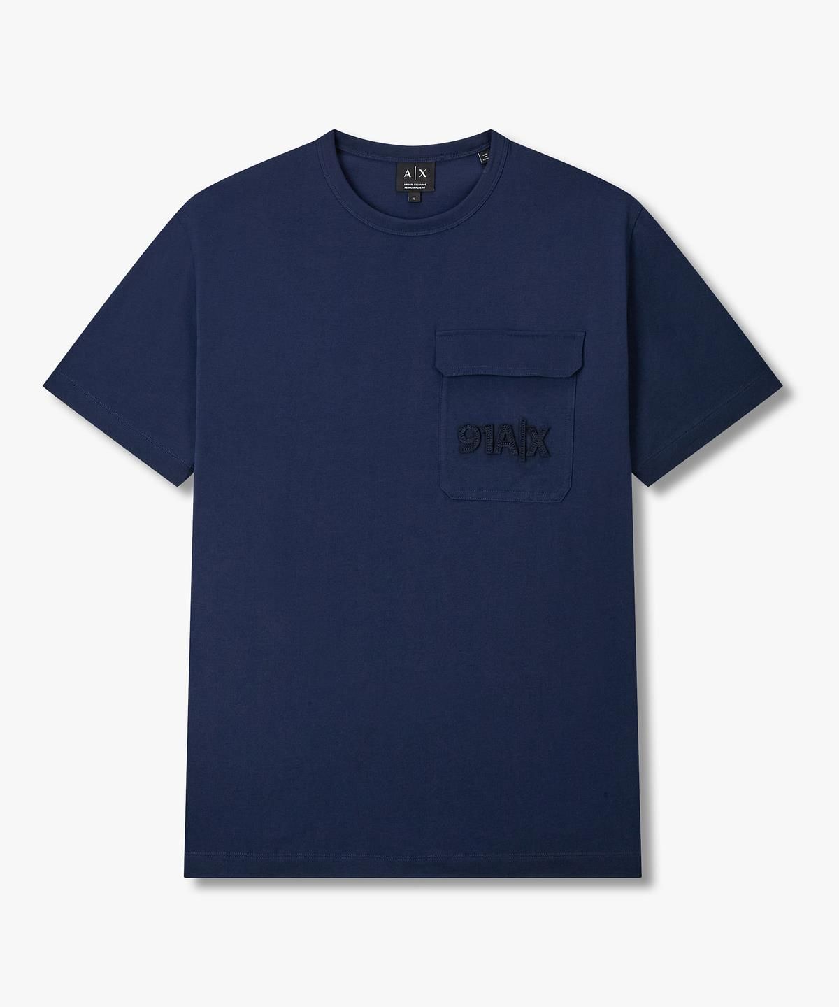 아르마니 익스체인지(ARMANI EXCHANGE) 남성 로고 플랩 포켓 티셔츠 _다크 블루_A416130013