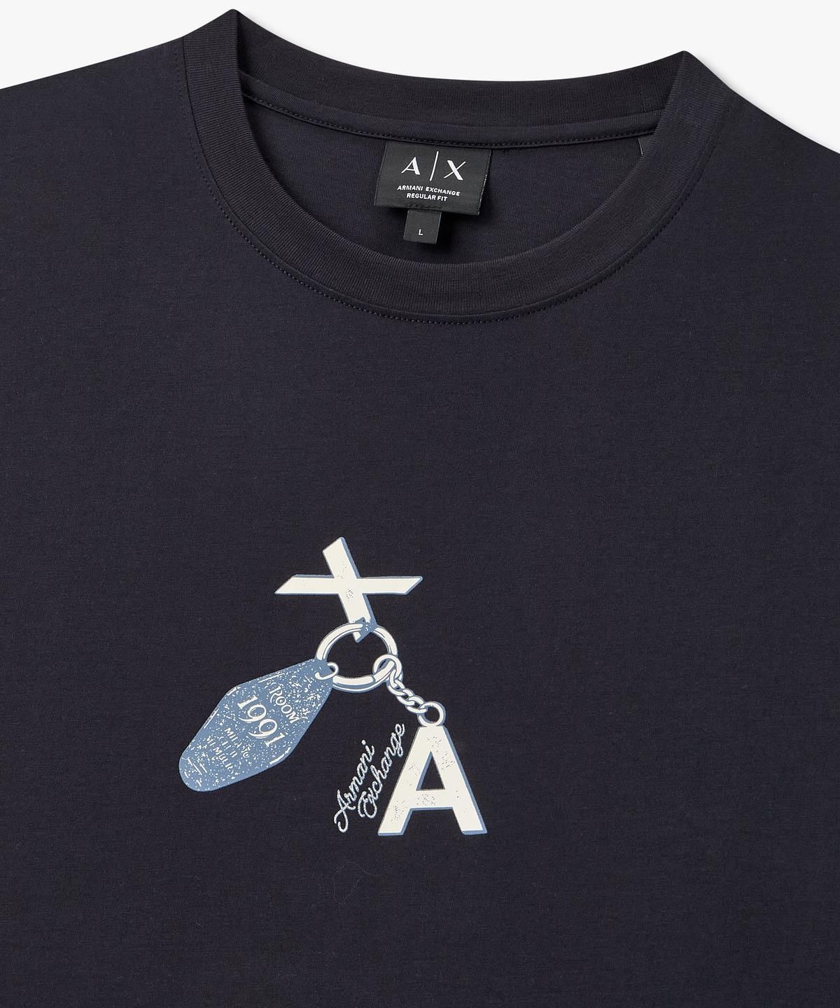 아르마니 익스체인지(ARMANI EXCHANGE) 남성 AX 키링 그래픽 숏 슬리브 티셔츠 _다크 네이비_A416130045