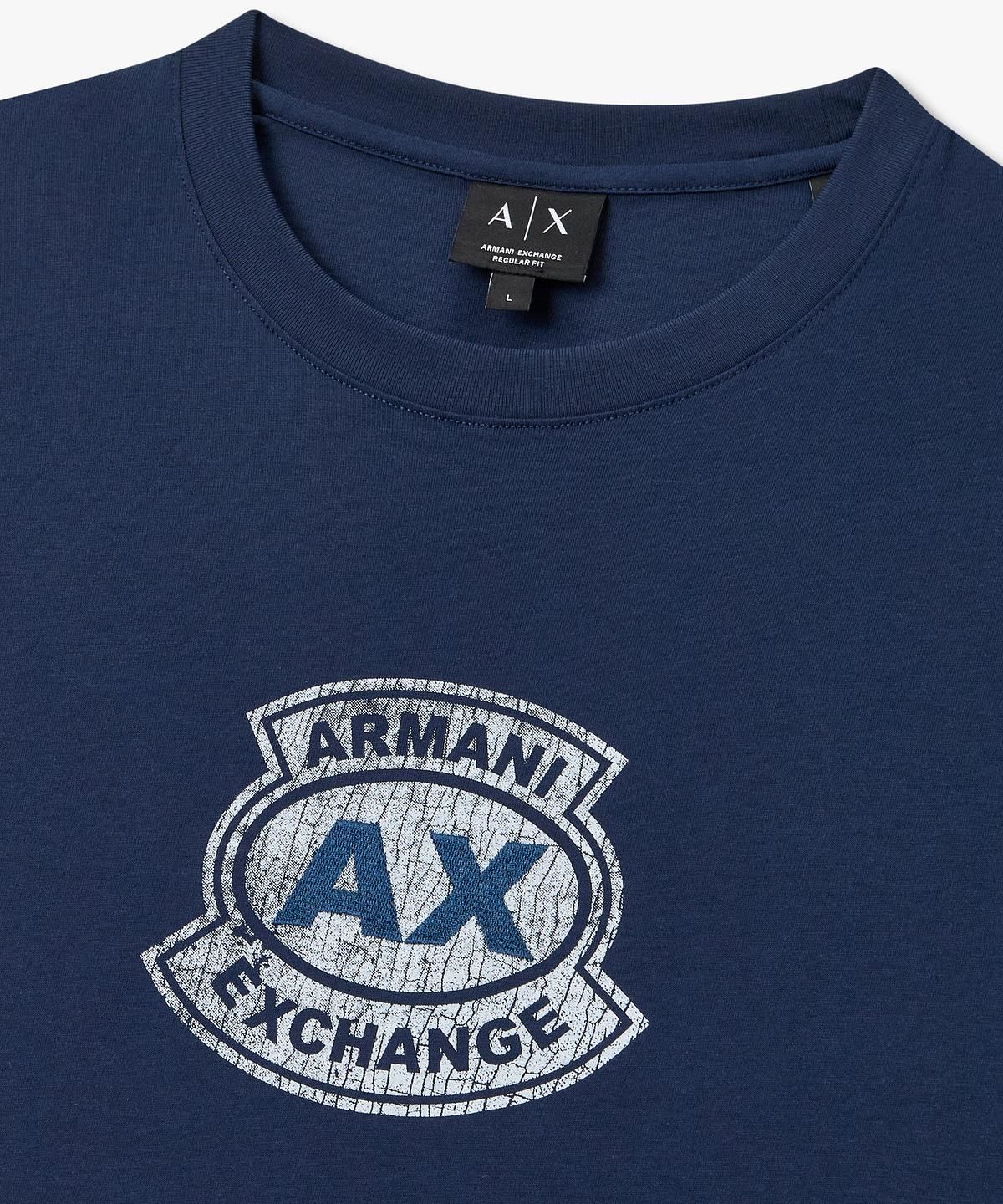 아르마니 익스체인지(ARMANI EXCHANGE) 남성 빈티지 프린트 엠블럼 로고 티셔츠 _다크 블루_A416130021