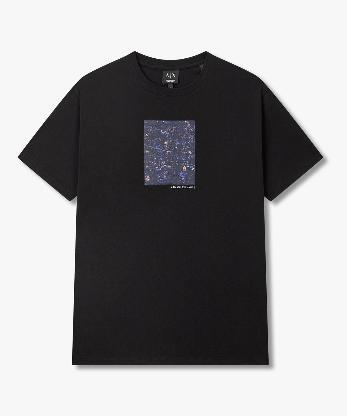 아르마니 익스체인지(ARMANI EXCHANGE) 남성 스퀘어 플라워 패치 티셔츠 _블랙_A416130047