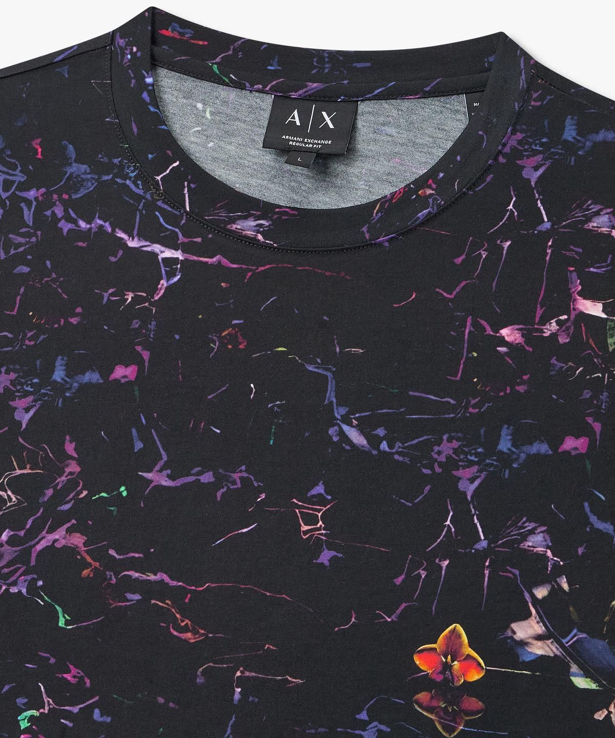 아르마니 익스체인지(ARMANI EXCHANGE) 남성 올오버 플라워 프린트 티셔츠 _블랙_A416130046