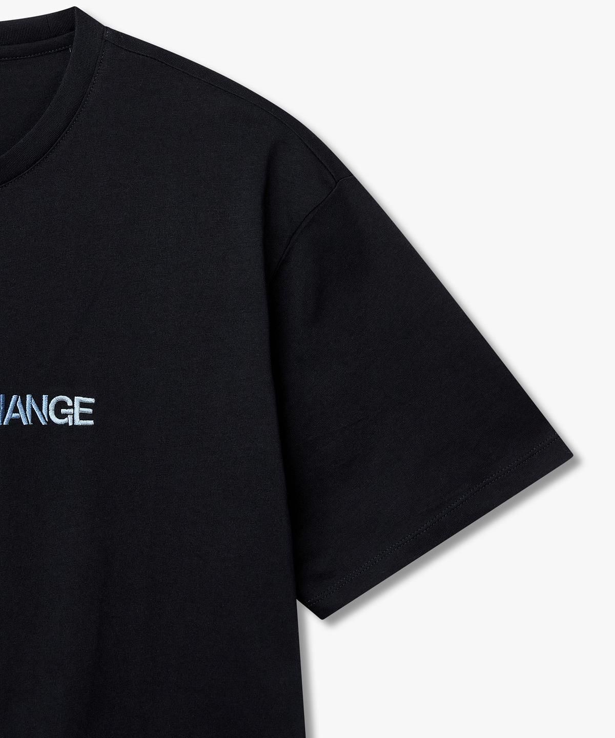 아르마니 익스체인지(ARMANI EXCHANGE) 남성 그라데이션 로고 자수 티셔츠 _다크 네이비_A416130028