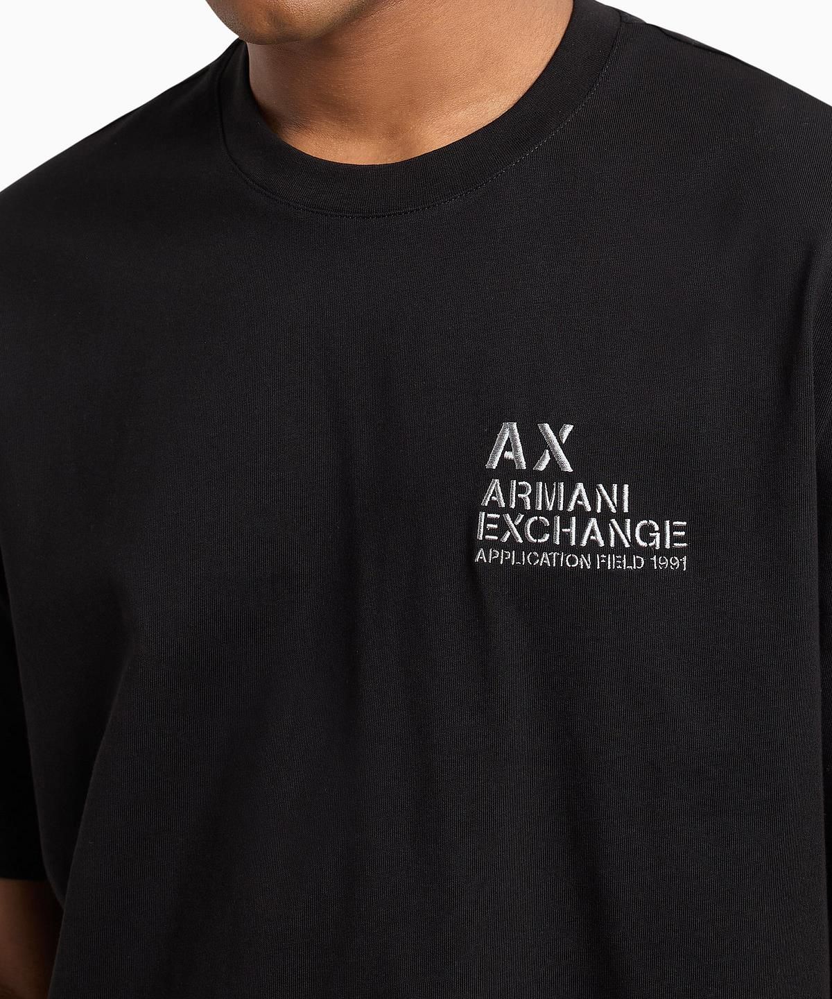 아르마니 익스체인지(ARMANI EXCHANGE) 남성 로고 엠브로이더리 티셔츠 _블랙_A415130040