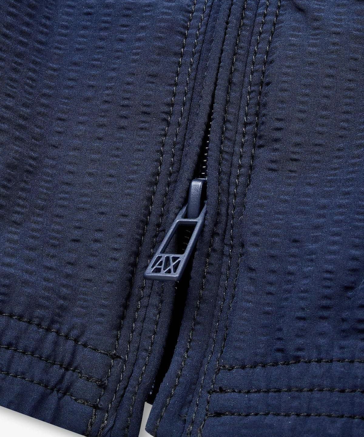 아르마니 익스체인지(ARMANI EXCHANGE) 남성 하이넥 시어서커 집업 자켓 _네이비_A416110013