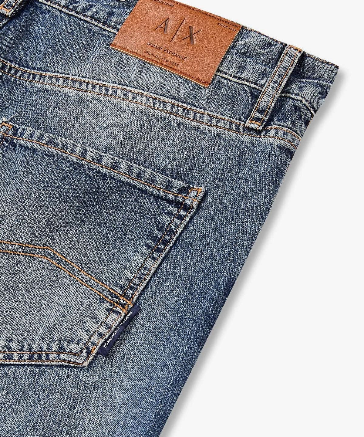 아르마니 익스체인지(ARMANI EXCHANGE) 남성 로고 패치 스트레이트 진 _블루_A416140005