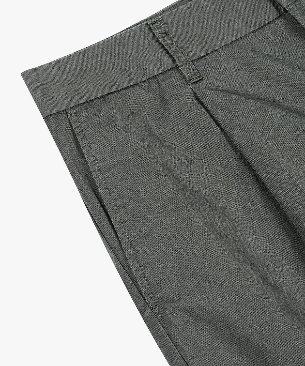 아르마니 익스체인지(ARMANI EXCHANGE) 남성 원 턱 플리티드 코튼 쇼츠 _다크 그린_A416142015