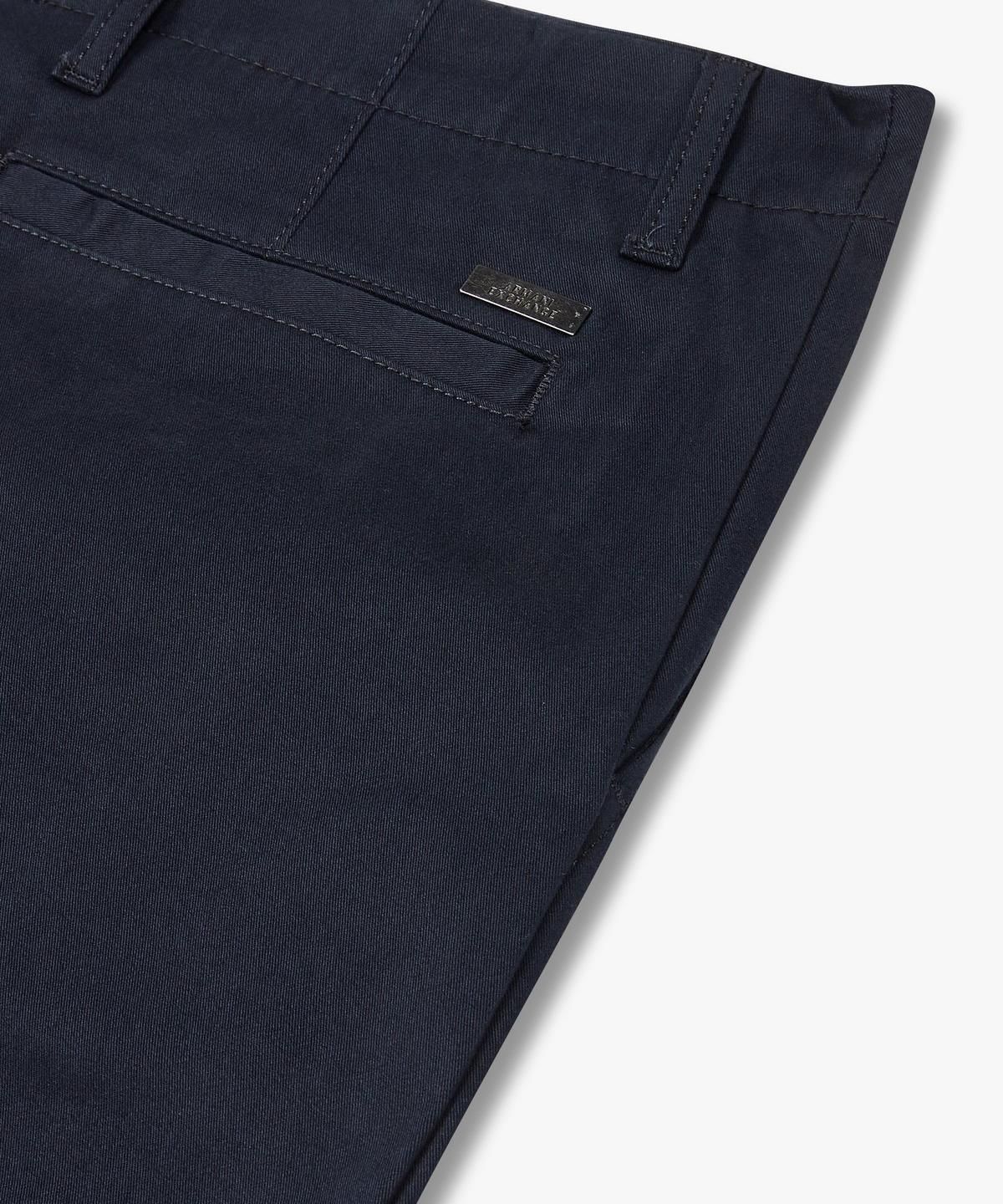 아르마니 익스체인지(ARMANI EXCHANGE) 남성 백 메탈 로고 스트레치 코튼 팬츠 _네이비_A414342003
