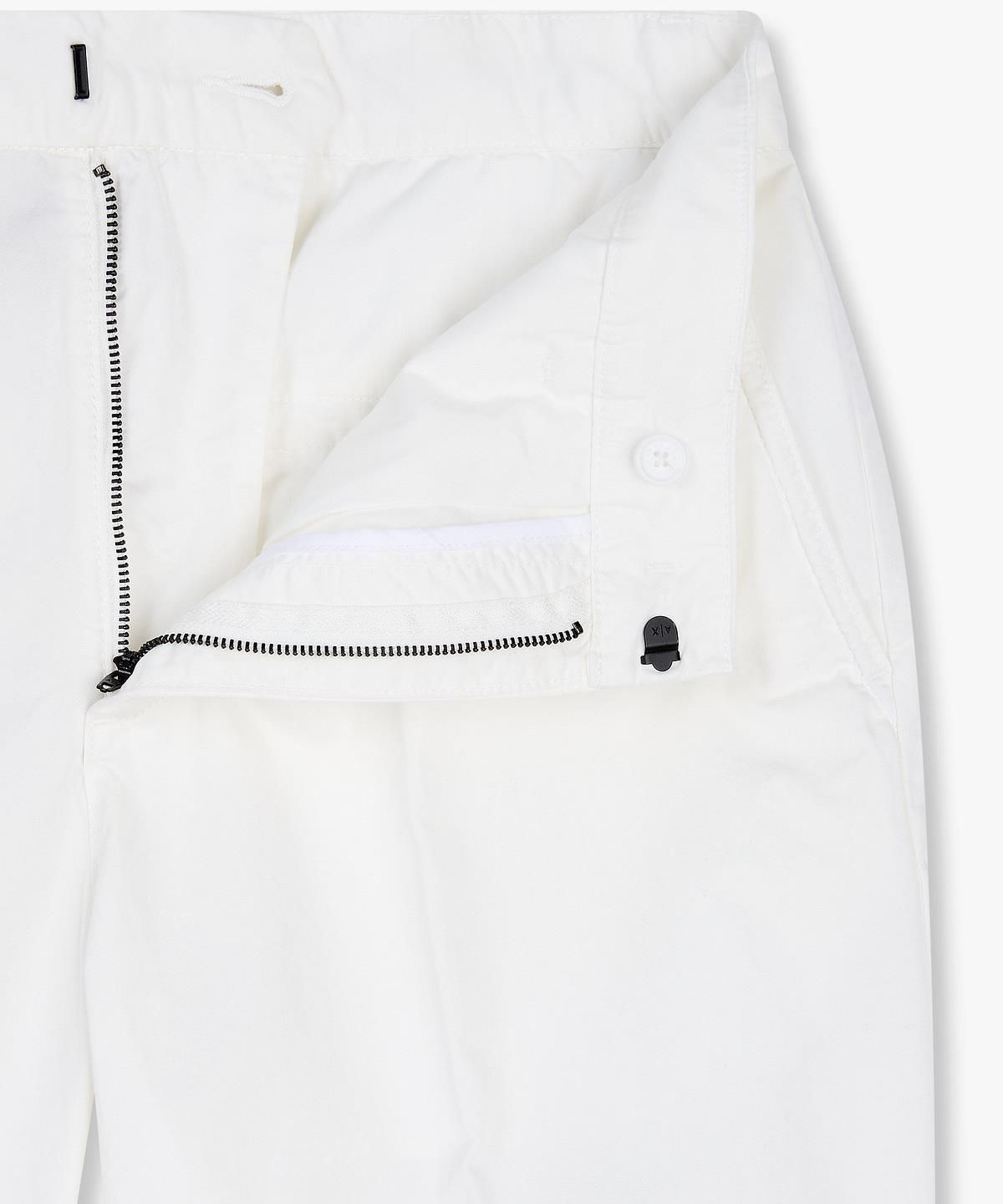 아르마니 익스체인지(ARMANI EXCHANGE) 남성 백 로고 패치 치노 팬츠 _오프 화이트_A415142010