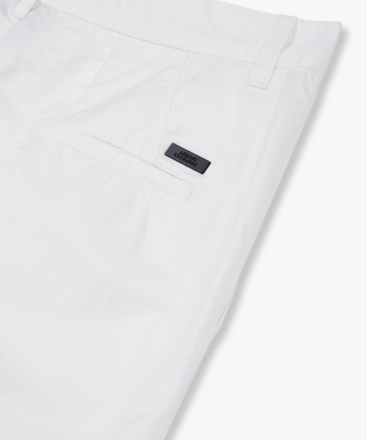 아르마니 익스체인지(ARMANI EXCHANGE) 남성 백 로고 패치 치노 팬츠 _오프 화이트_A415142010