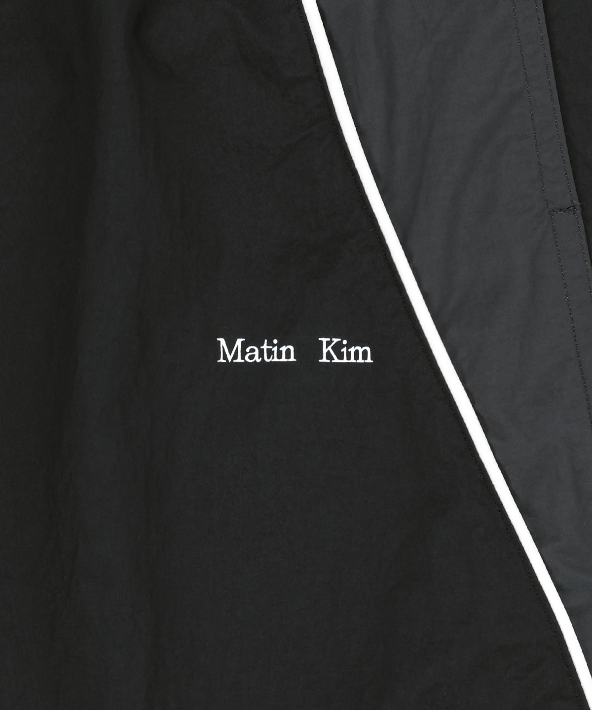 마뗑킴(MATIN KIM) TONAL CONTRAST TRACK PANTS IN BLACK