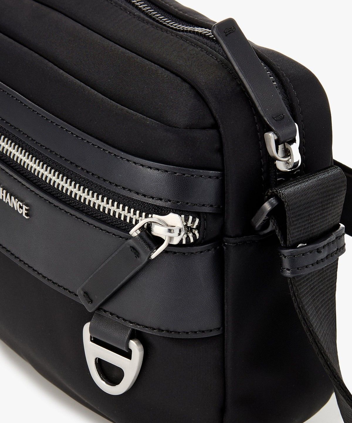 아르마니 익스체인지(ARMANI EXCHANGE) 남성 메탈 로고 나일론 크로스바디백 _블랙_A416170002