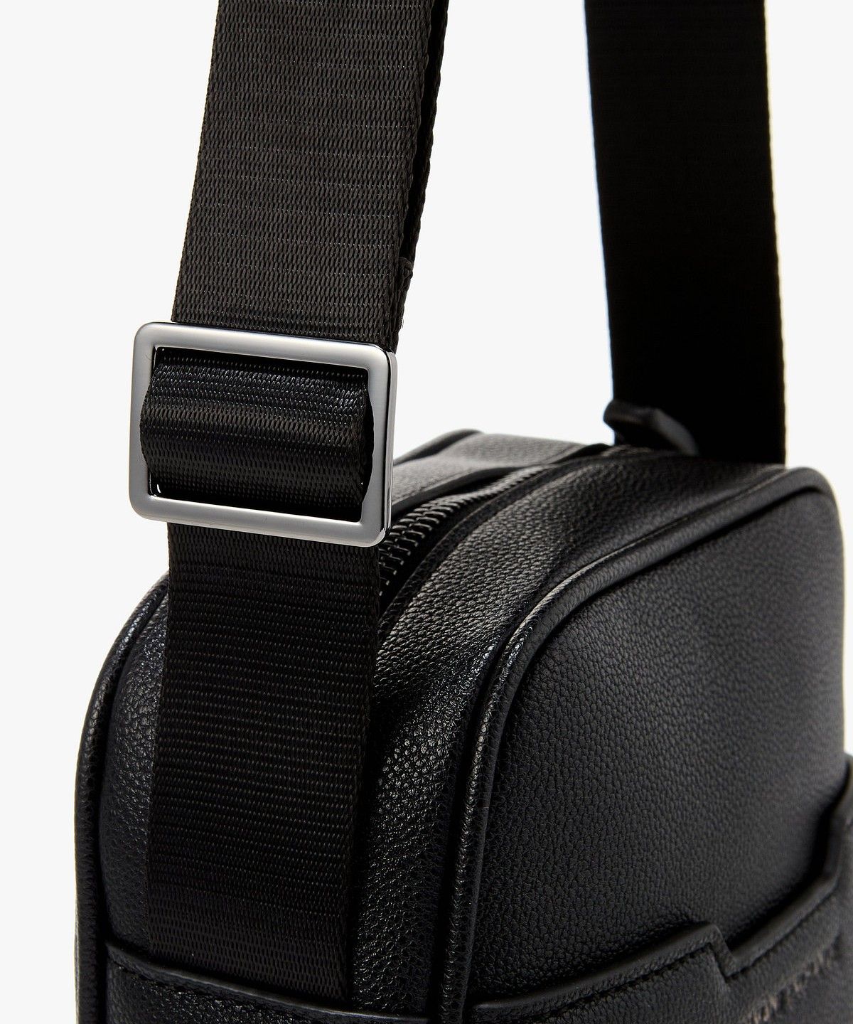 아르마니 익스체인지(ARMANI EXCHANGE) 남성 디보싱 로고 크로스바디백 _블랙_A416170005