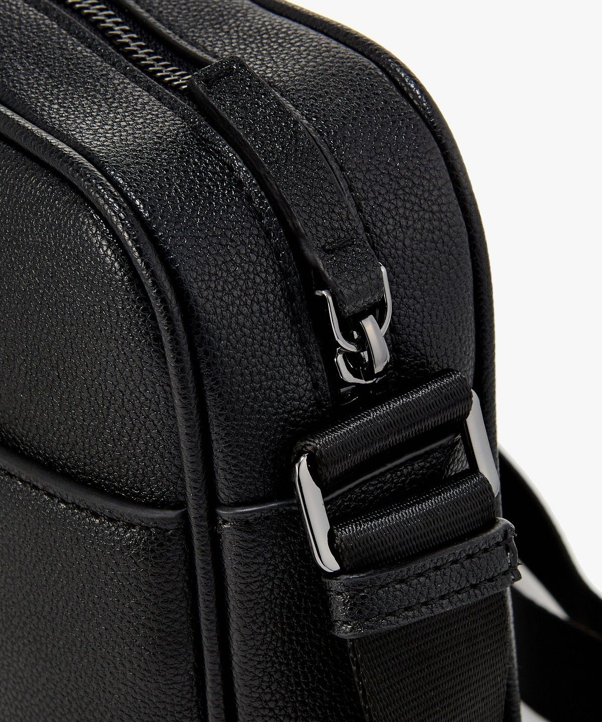아르마니 익스체인지(ARMANI EXCHANGE) 남성 디보싱 로고 크로스바디백 _블랙_A416170005