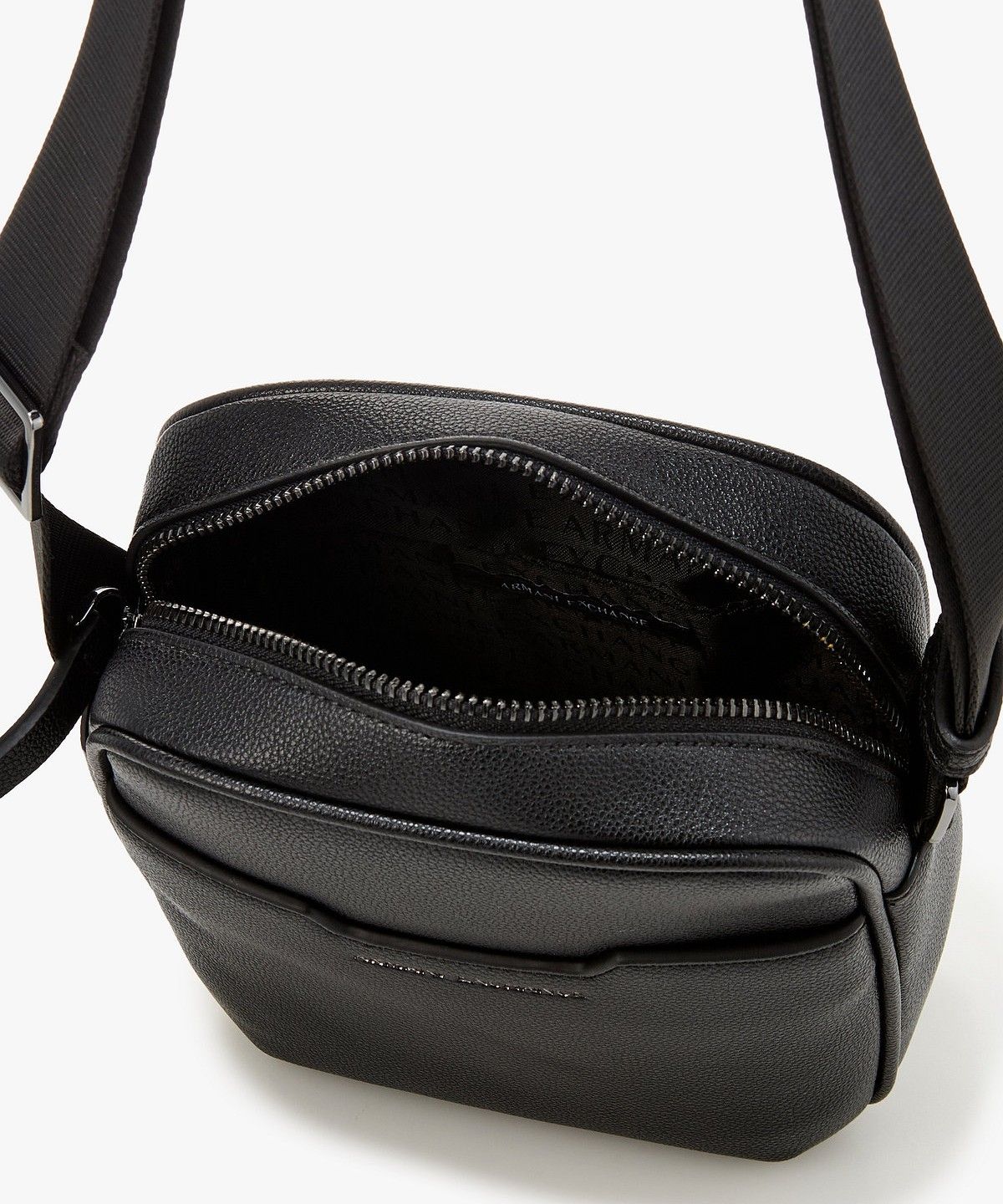 아르마니 익스체인지(ARMANI EXCHANGE) 남성 디보싱 로고 크로스바디백 _블랙_A416170005