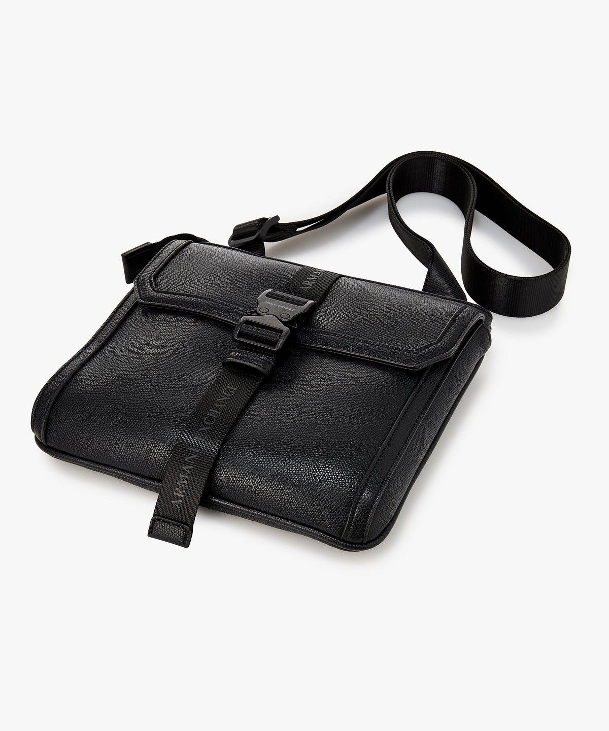 아르마니 익스체인지(ARMANI EXCHANGE) 남성 버클 포켓 플랫 크로스바디백 _블랙_A416170004