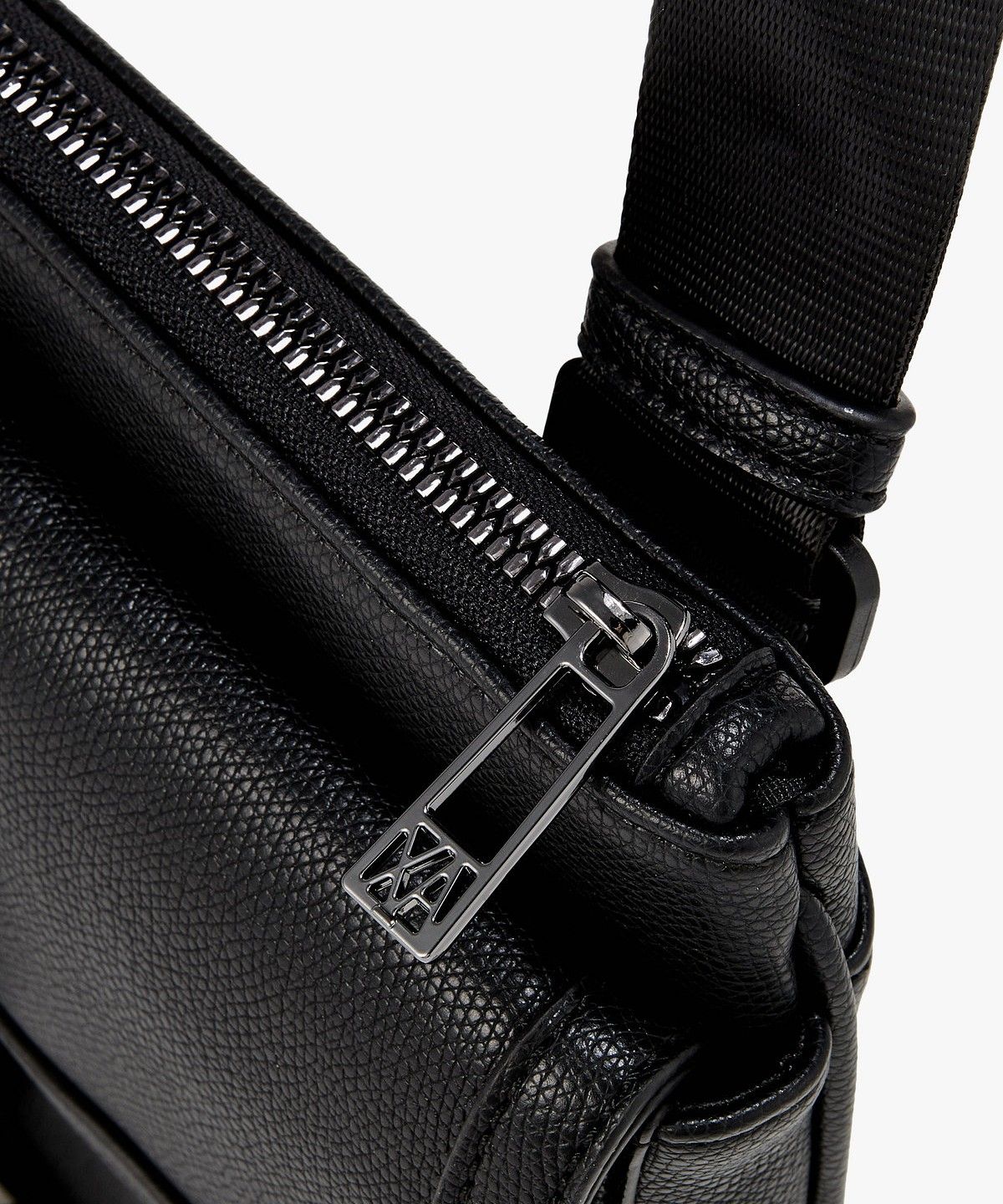 아르마니 익스체인지(ARMANI EXCHANGE) 남성 버클 포켓 플랫 크로스바디백 _블랙_A416170004