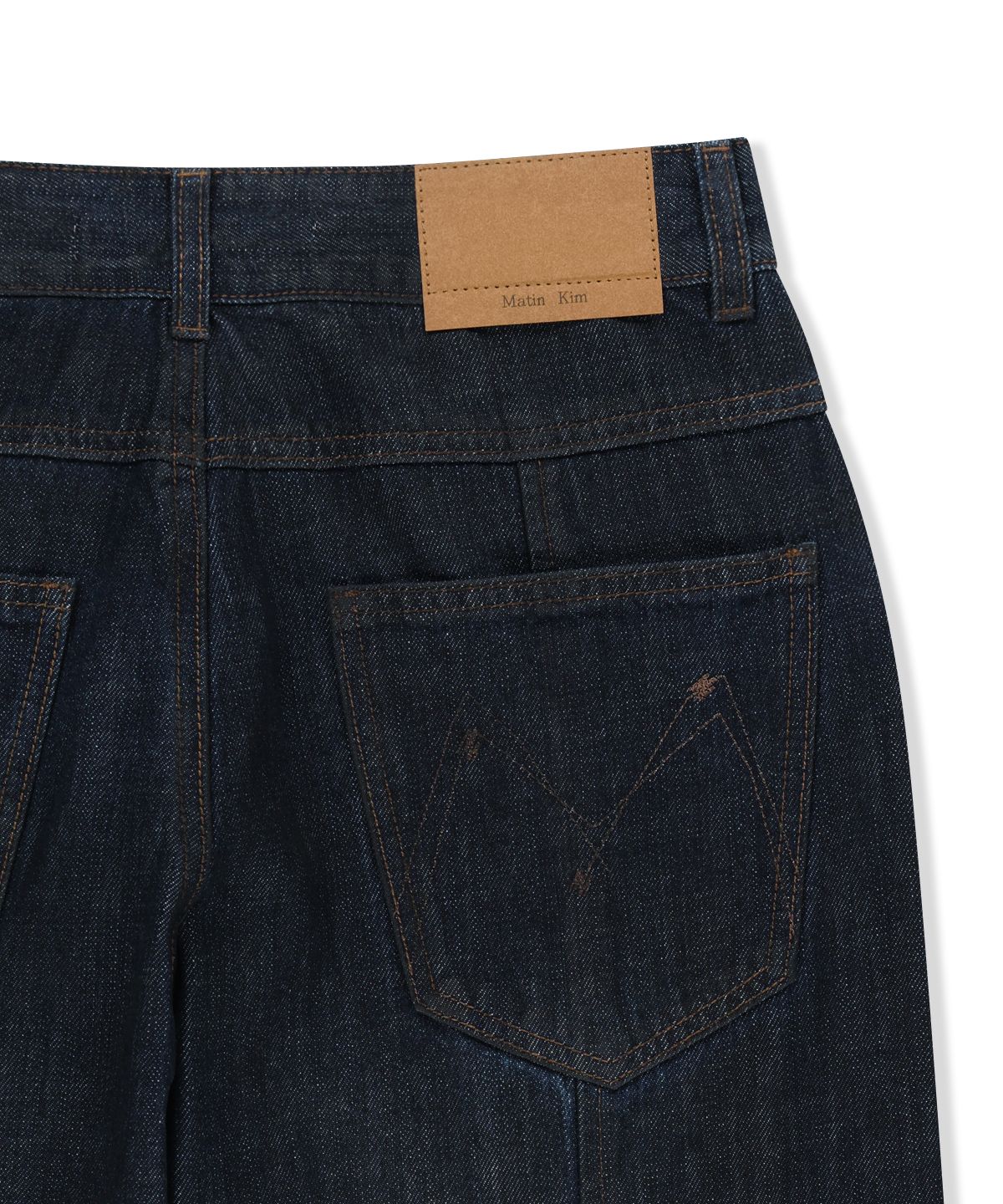 마뗑킴(MATIN KIM) TWISTED VOLUME COATED DENIM PANTS IN DARK NAVY