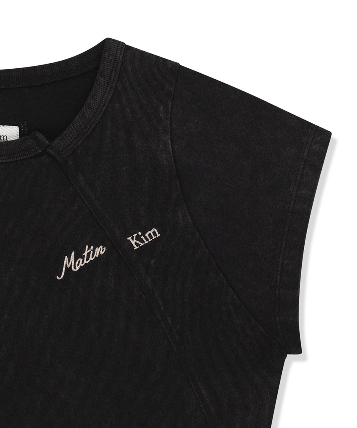 마뗑킴(MATIN KIM) CURVED CUT SLIM TOP IN BLACK