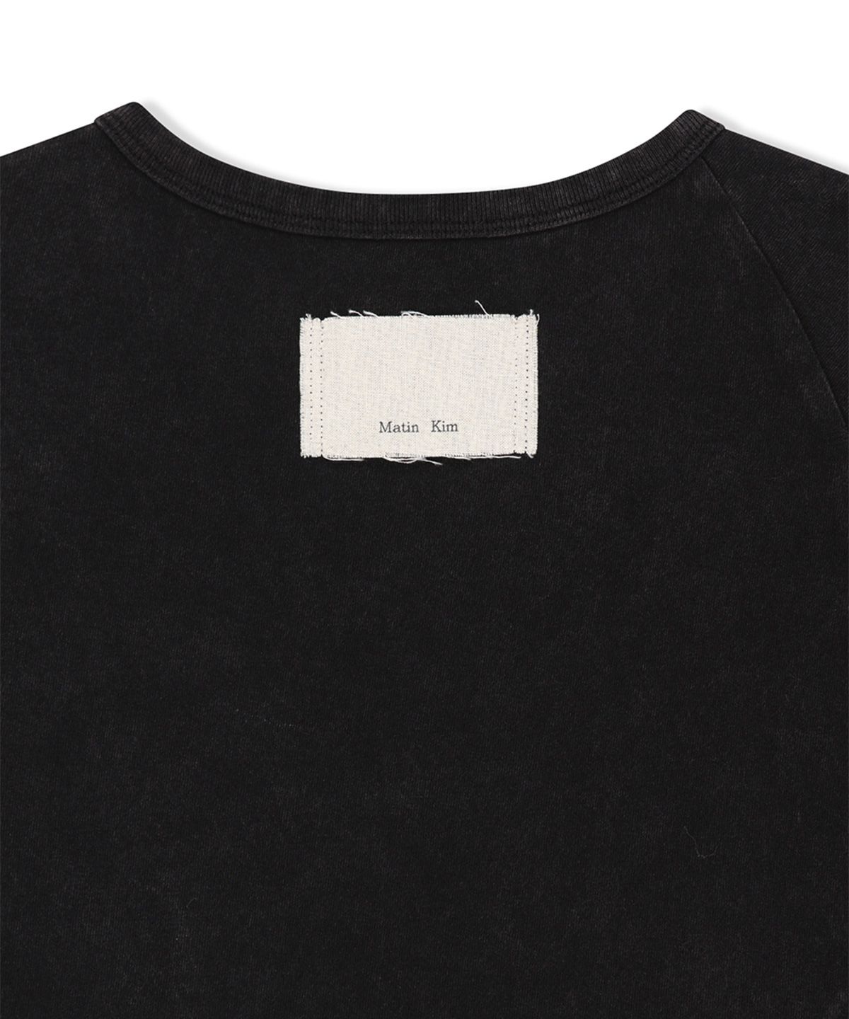 마뗑킴(MATIN KIM) CURVED CUT SLIM TOP IN BLACK