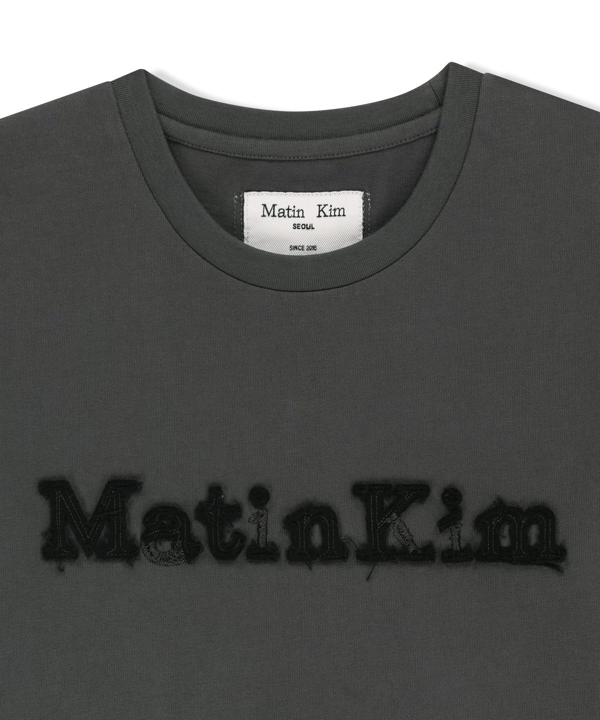 마뗑킴(MATIN KIM) APPLIQUE LOGO SLIM TOP IN CHARCOAL