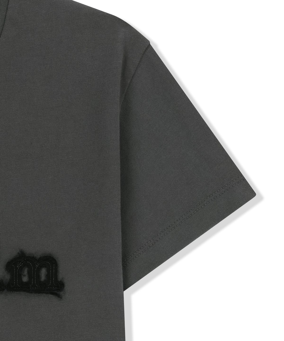 마뗑킴(MATIN KIM) APPLIQUE LOGO SLIM TOP IN CHARCOAL