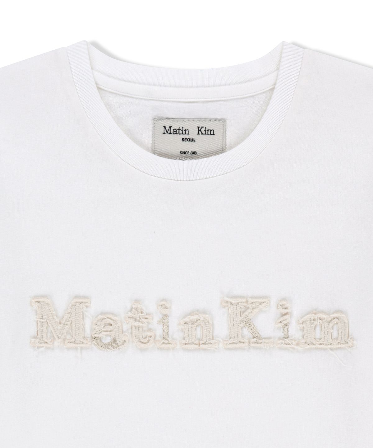 마뗑킴(MATIN KIM) APPLIQUE LOGO SLIM TOP IN WHITE