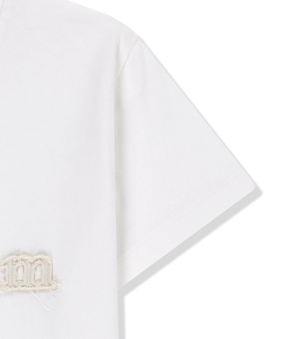 마뗑킴(MATIN KIM) APPLIQUE LOGO SLIM TOP IN WHITE