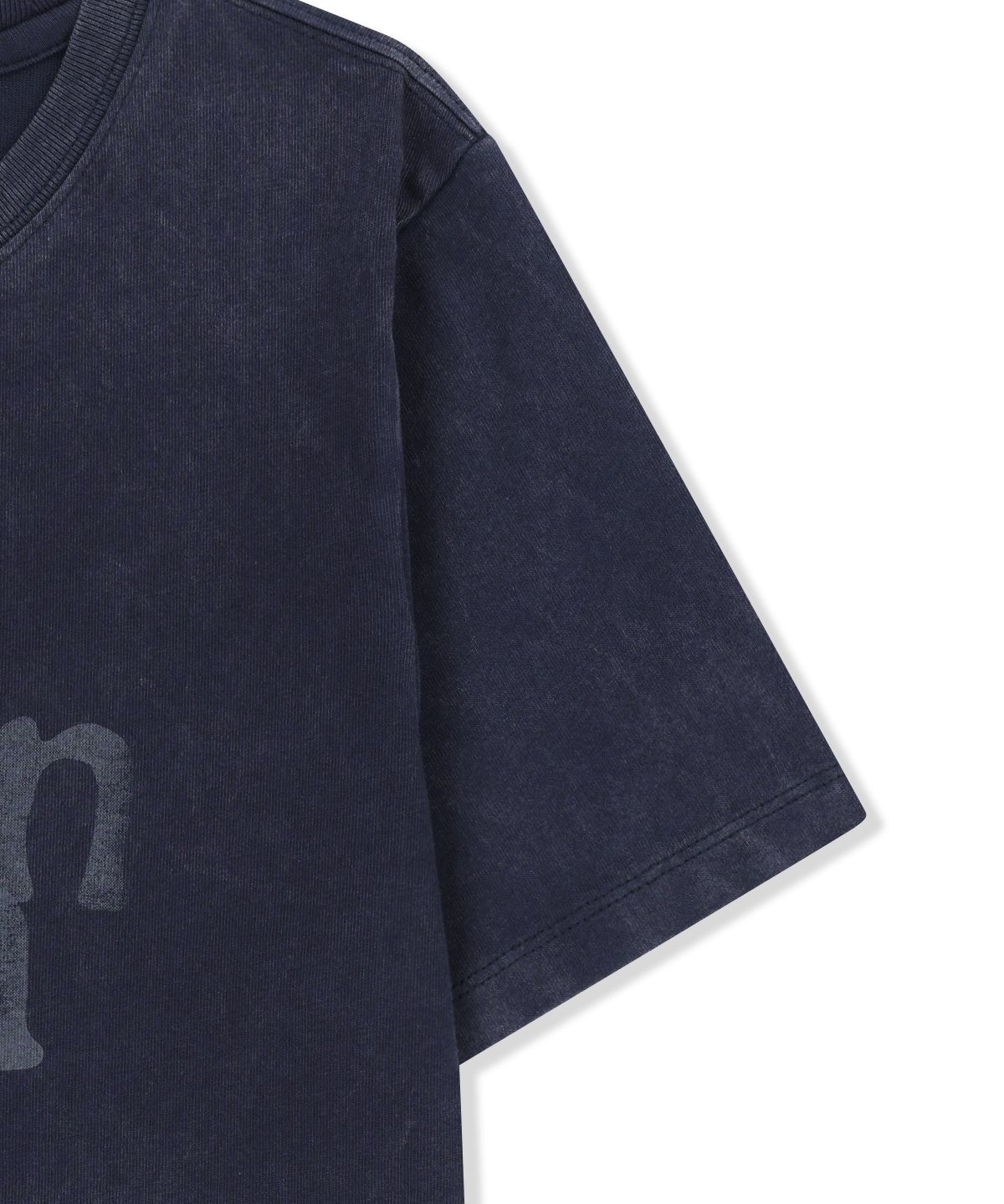 마뗑킴(MATIN KIM) ROUND LOGO GRAFFITI SLIM TOP IN NAVY