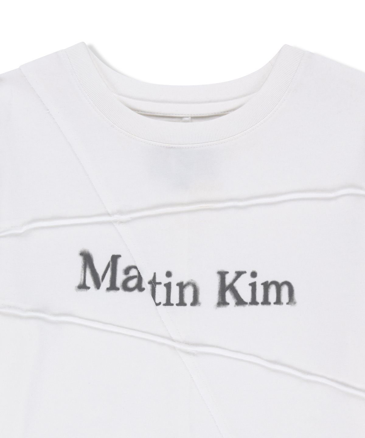 마뗑킴(MATIN KIM) DIAGONAL CUT LOGO CROP TOP IN WHITE
