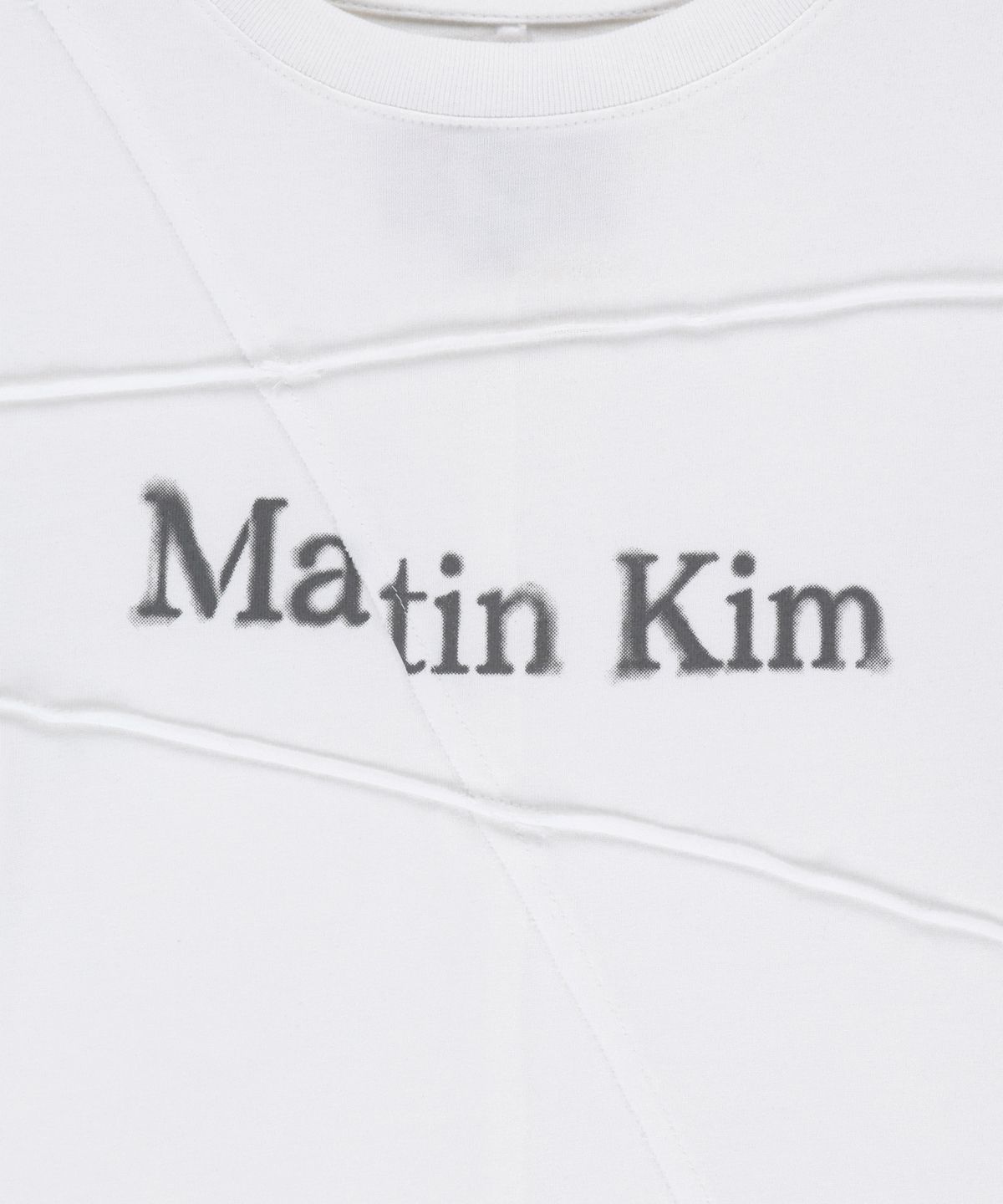 마뗑킴(MATIN KIM) DIAGONAL CUT LOGO CROP TOP IN WHITE