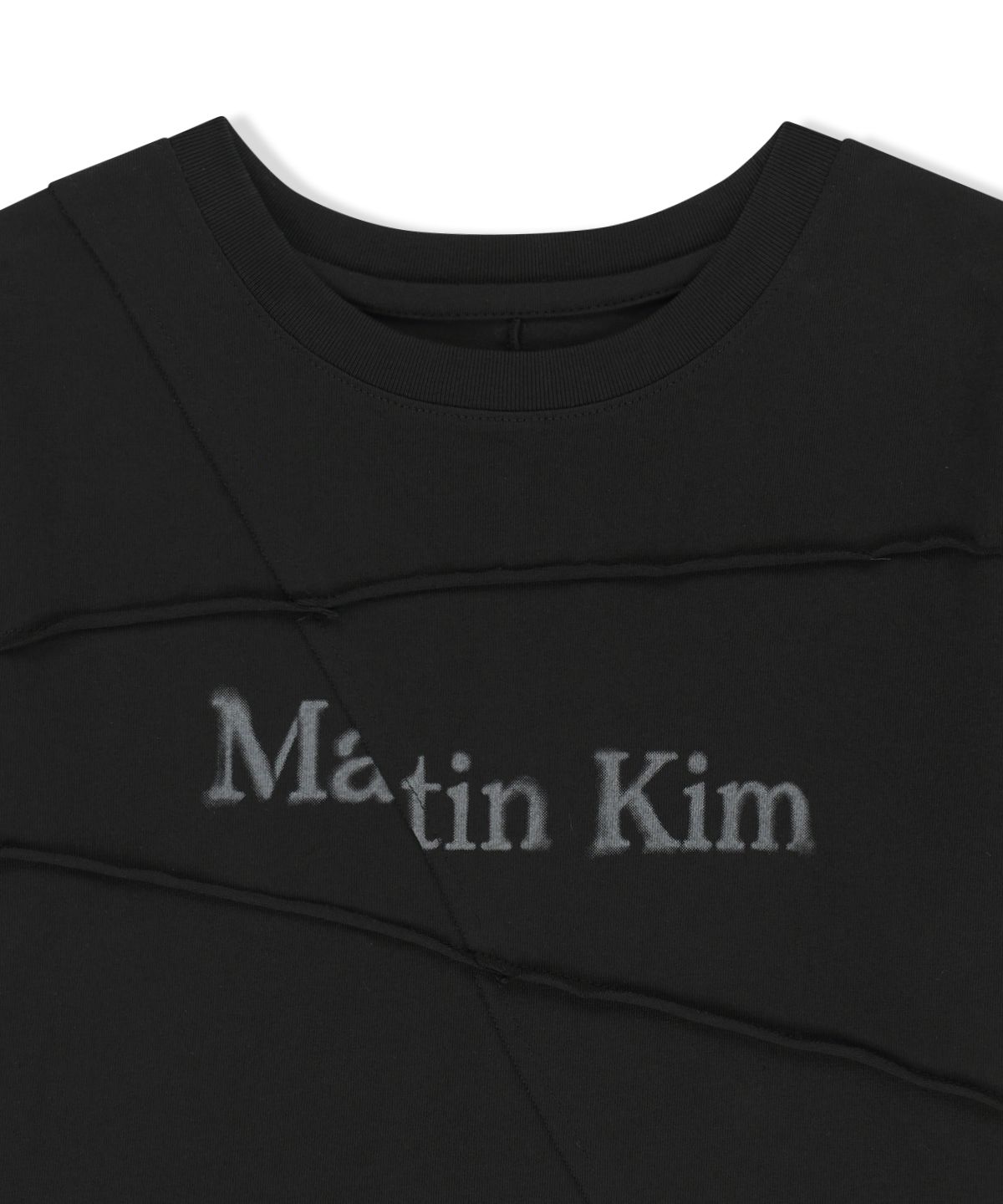 마뗑킴(MATIN KIM) DIAGONAL CUT LOGO CROP TOP IN BLACK
