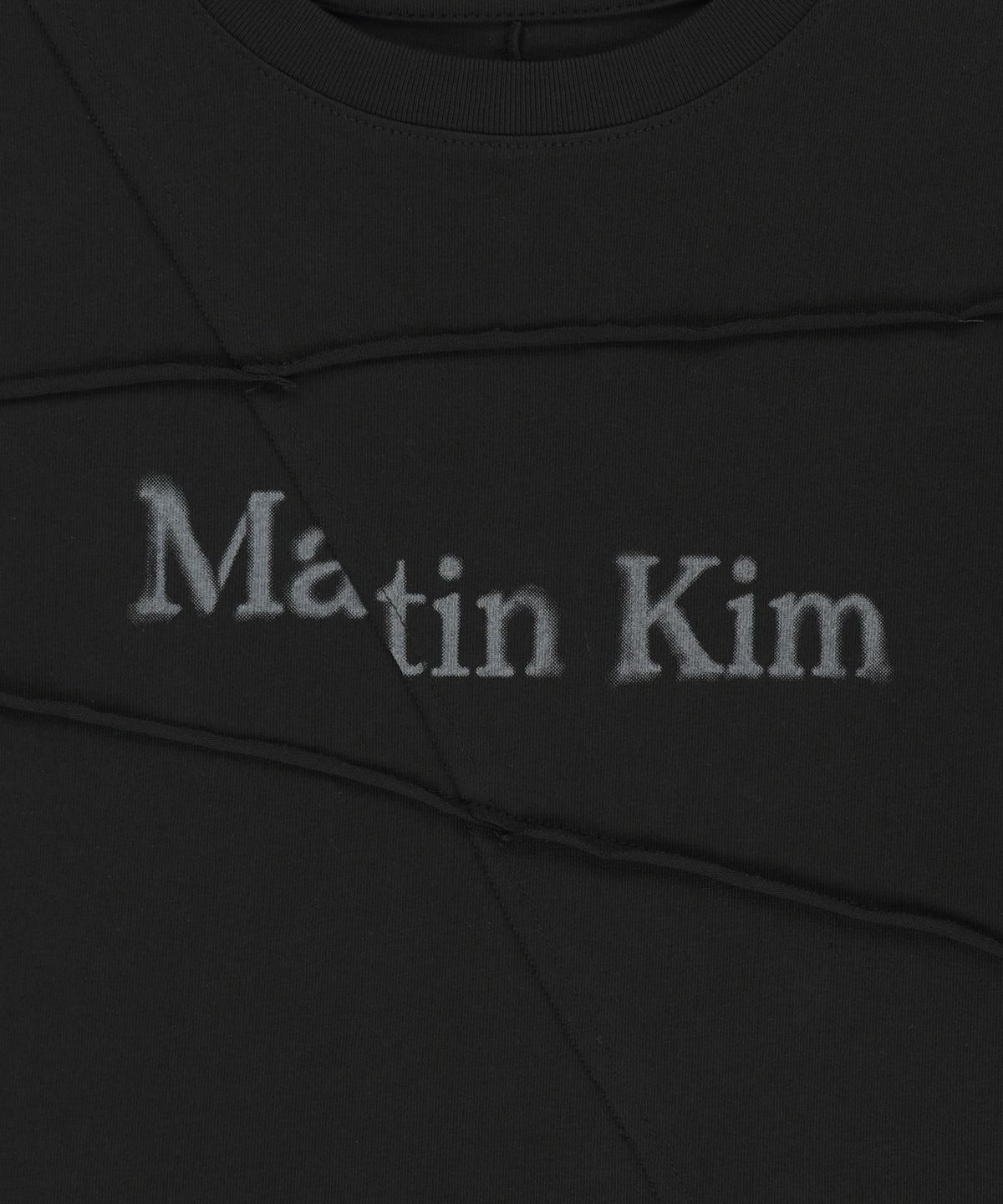 마뗑킴(MATIN KIM) DIAGONAL CUT LOGO CROP TOP IN BLACK