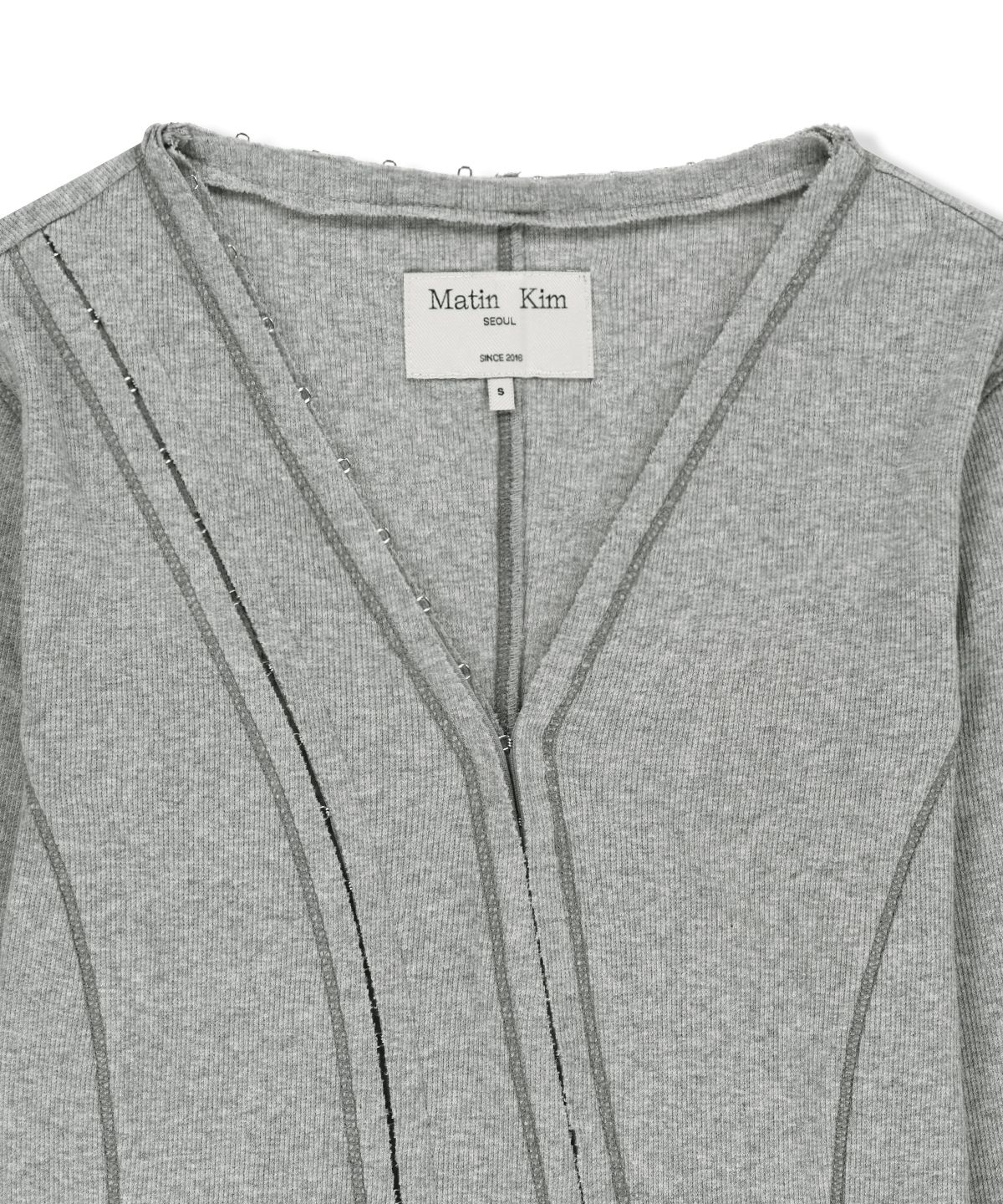 마뗑킴(MATIN KIM) MULTI STYLING HOOK DETAIL SLIM TOP IN GREY