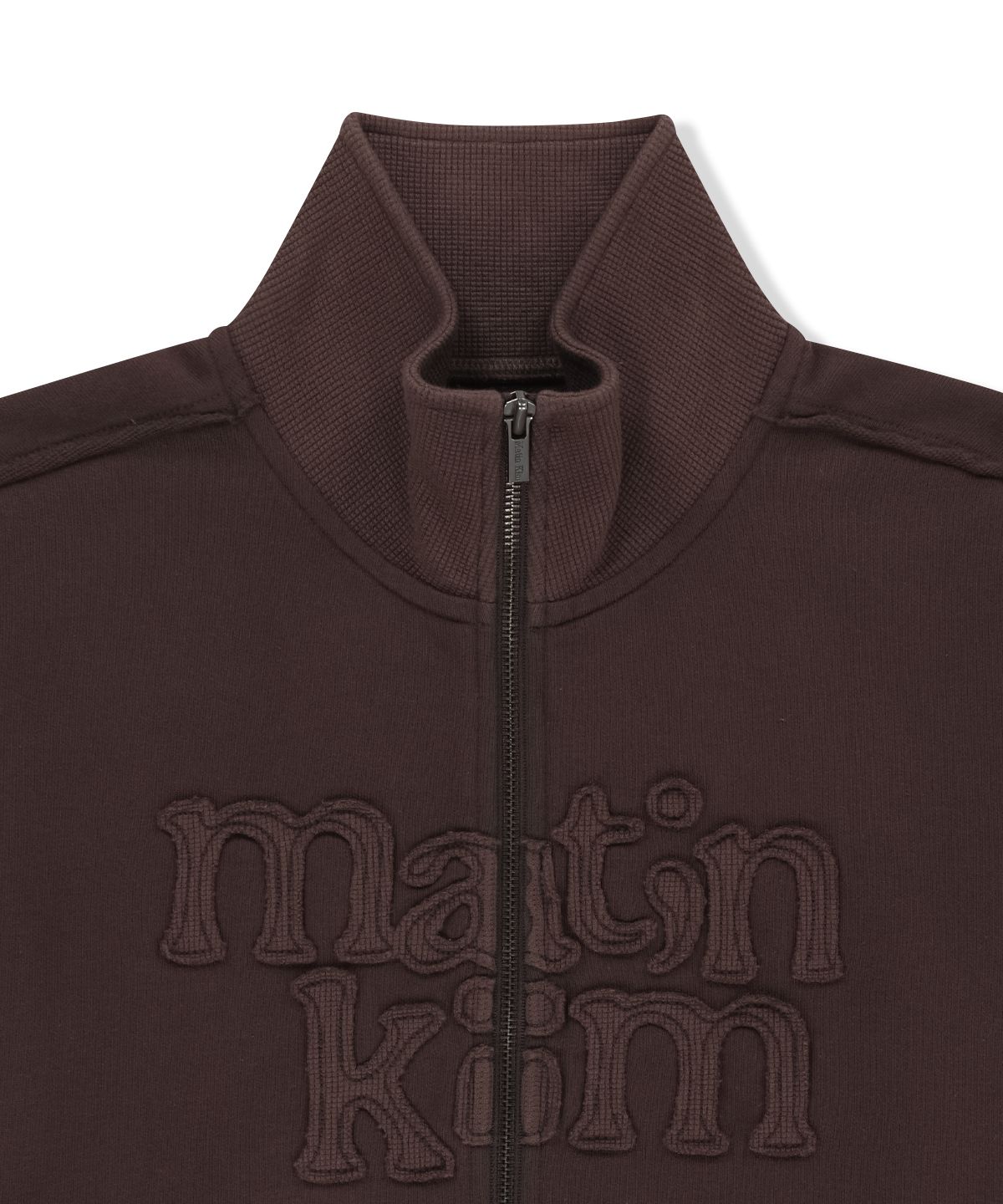 마뗑킴(MATIN KIM) MIXED WAFFLE APPLIQUE LOGO ZIP UP IN BROWN
