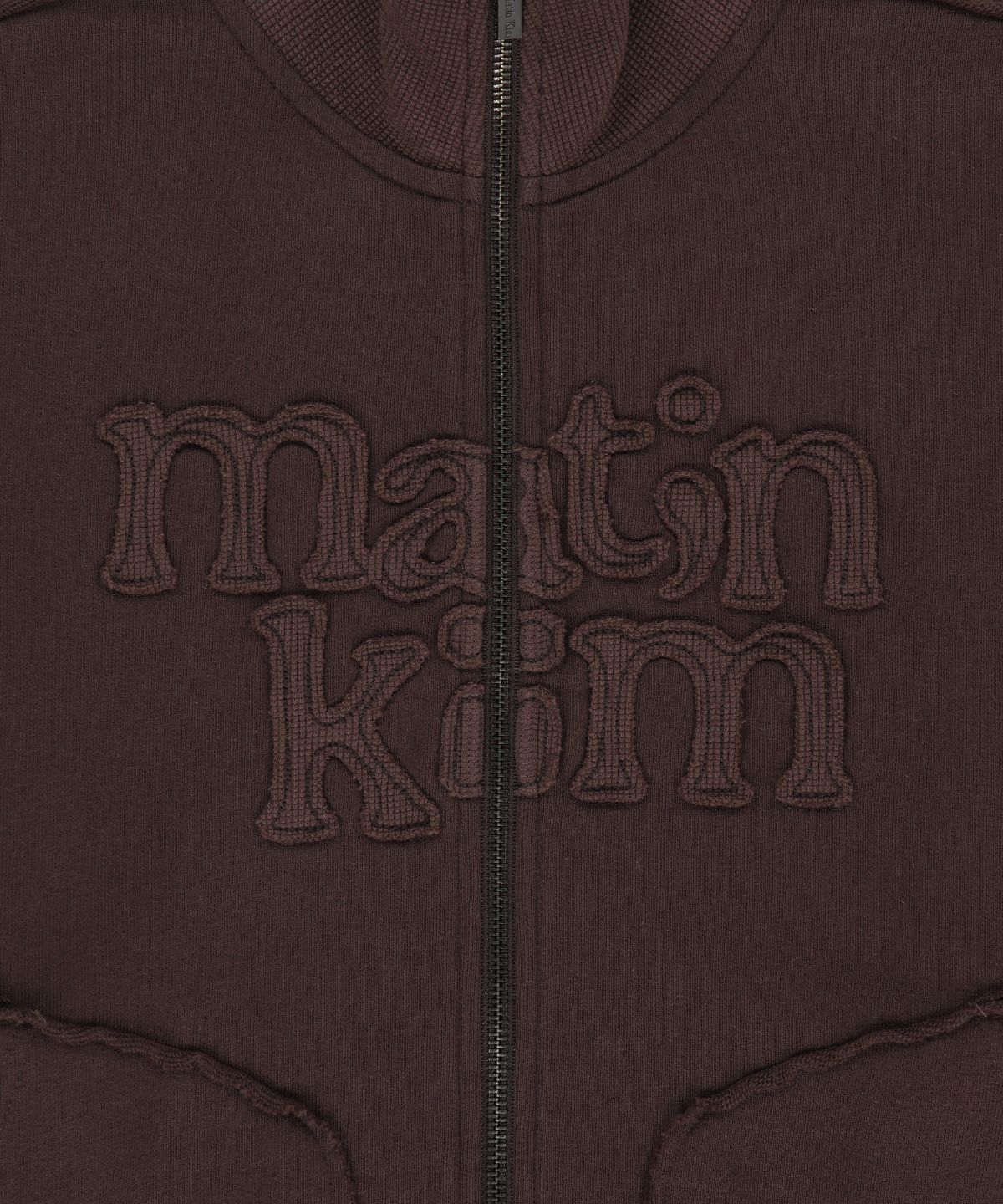 마뗑킴(MATIN KIM) MIXED WAFFLE APPLIQUE LOGO ZIP UP IN BROWN