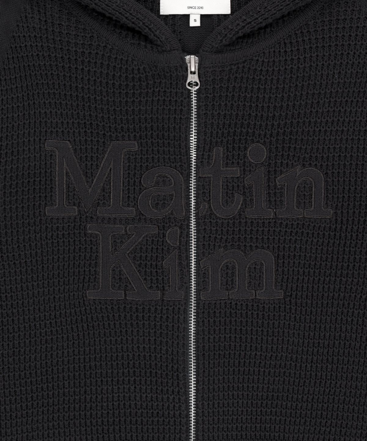 마뗑킴(MATIN KIM) WAFFLE TEXTURE HOODY KNIT ZIP UP IN CHARCOAL