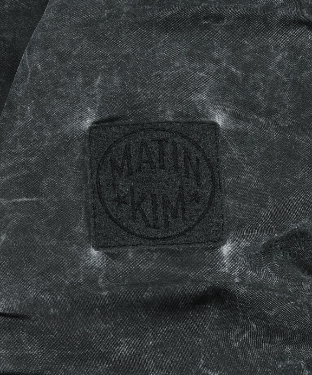마뗑킴(MATIN KIM) PIGMENT COATED BACK LOGO JUMPER IN CHARCOAL
