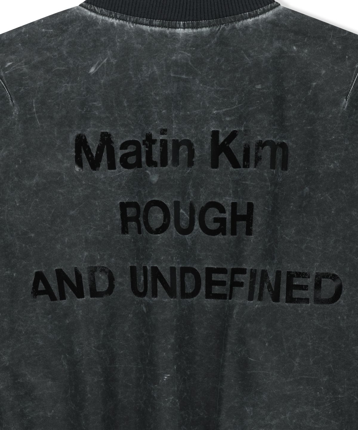 마뗑킴(MATIN KIM) PIGMENT COATED BACK LOGO JUMPER IN CHARCOAL