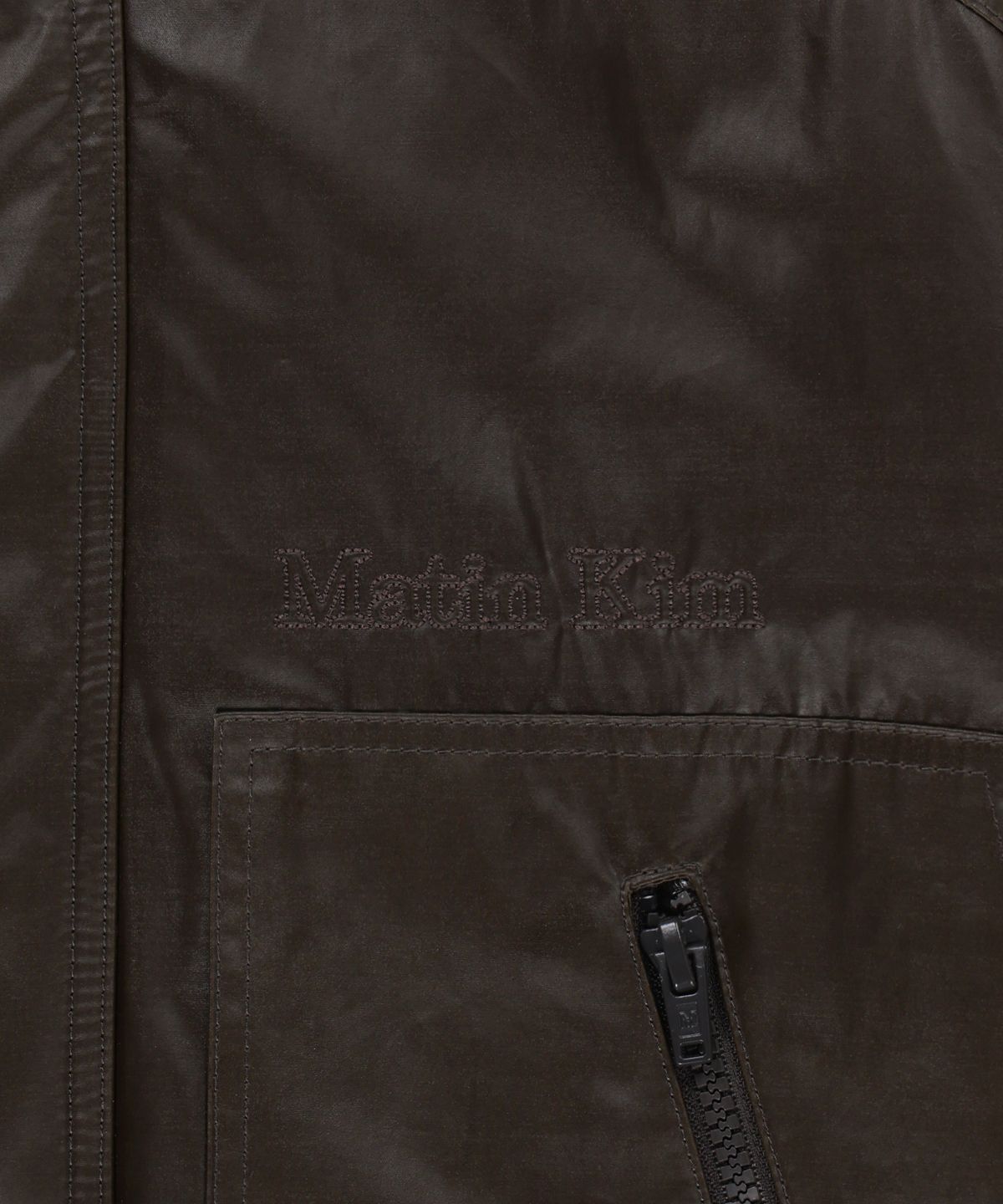 마뗑킴(MATIN KIM) WAXED HIGH NECK JUMPER IN BROWN