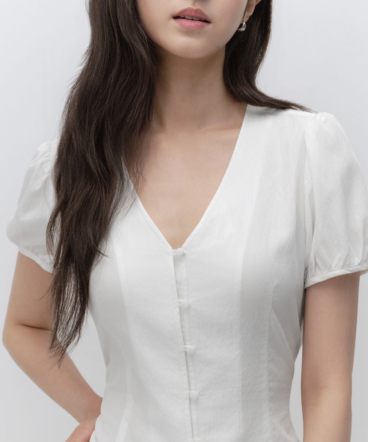 무신사 스탠다드 우먼(MUSINSA STANDARD WOMAN) 우먼즈 RN 슬림 타이 핏 반소매 블라우스 [화이트]