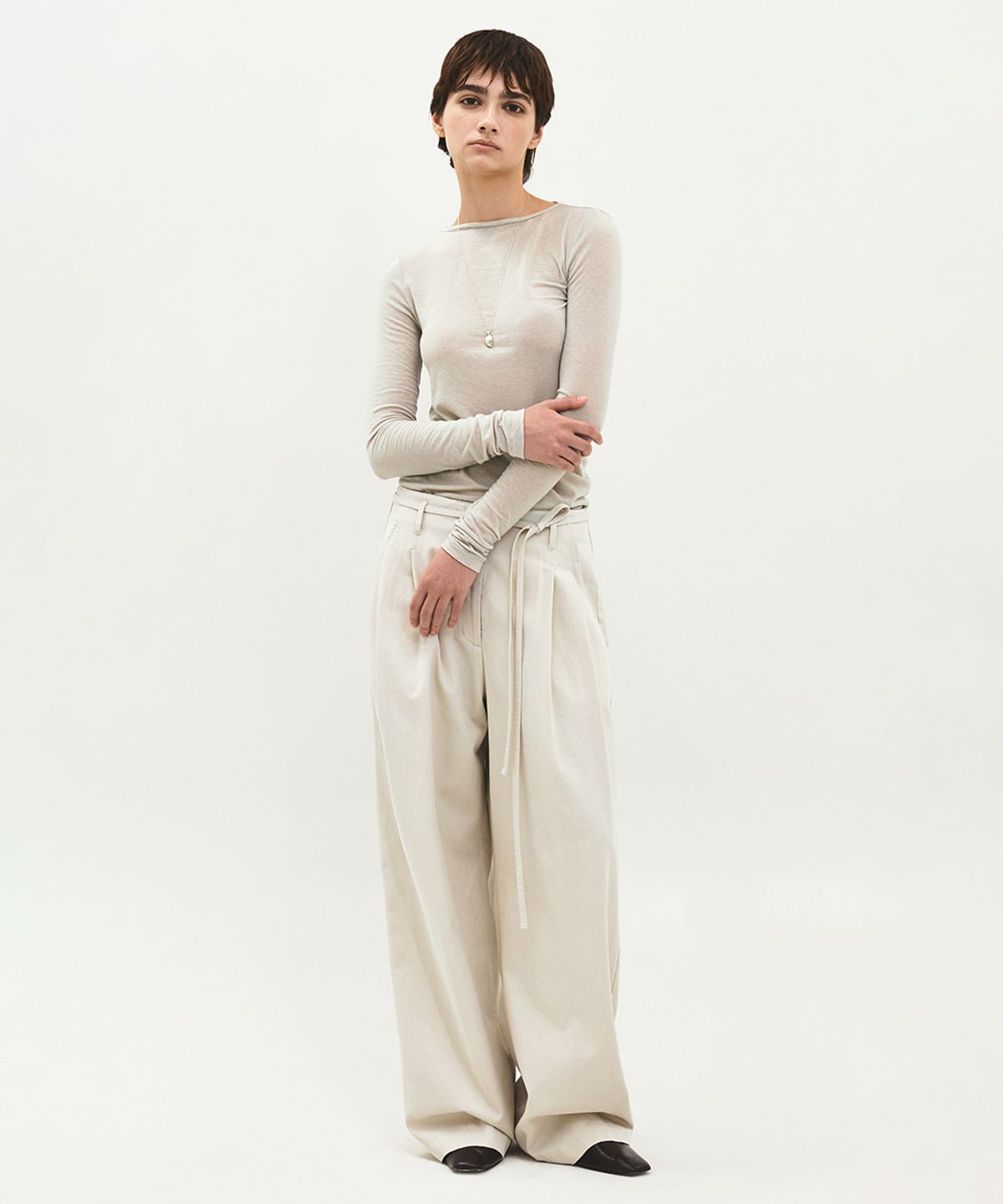 러프사이드 화이트라벨(ROUGH SIDE WHITE LABEL) Grace Tuck Pants Oatmeal