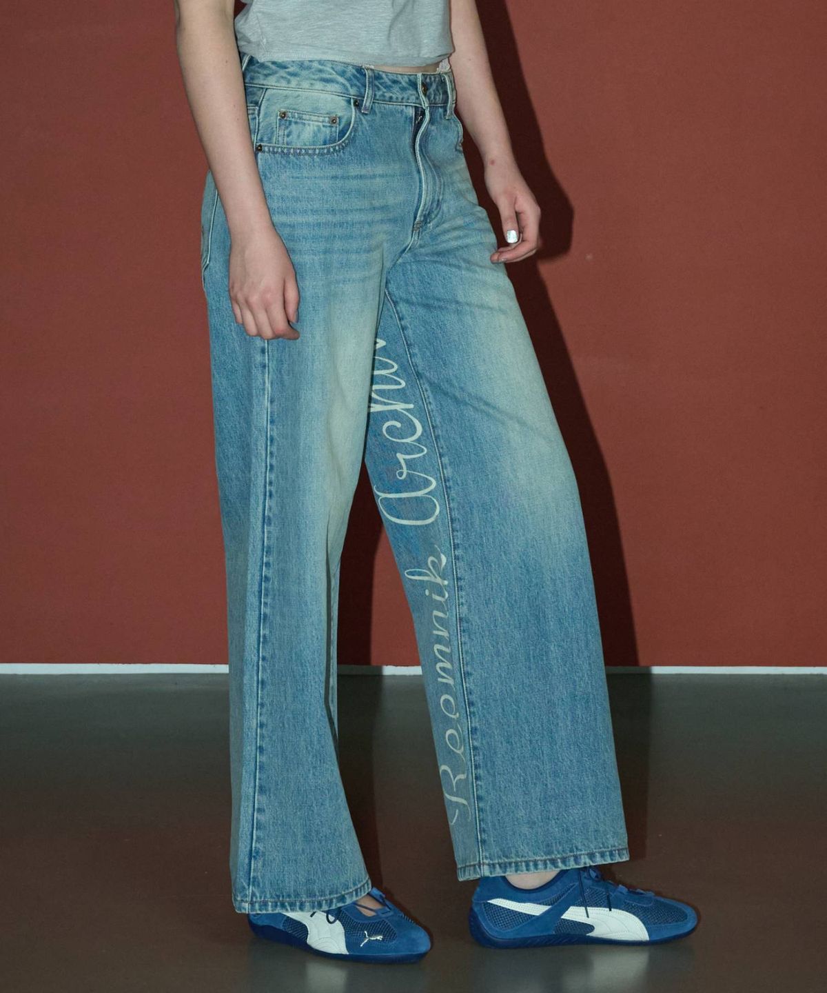 림닉(REEMNIK) RIVETTE DRIFT LETTERING WIDE DENIM PANTS [BLUE]