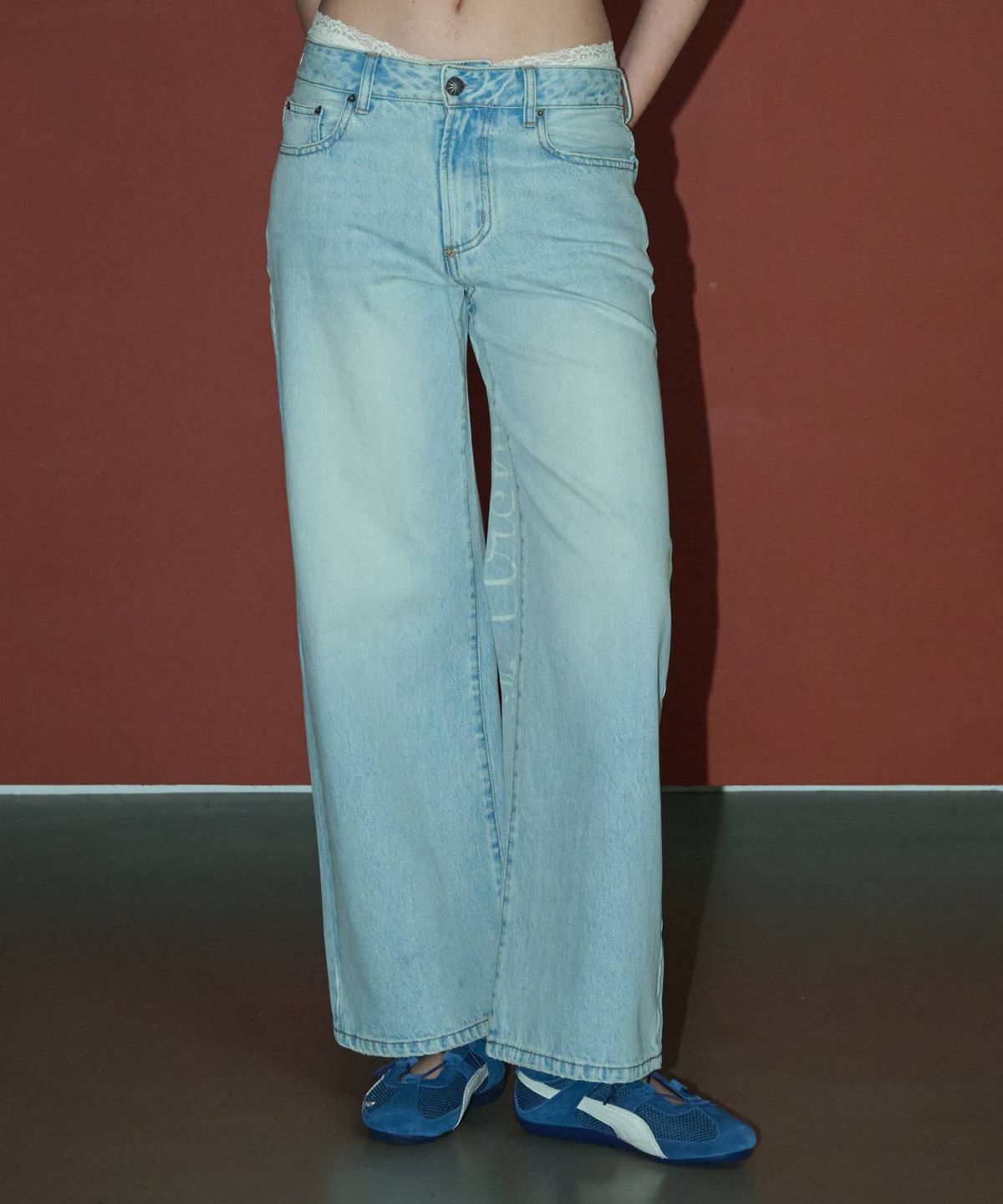 림닉(REEMNIK) RIVETTE DRIFT LETTERING WIDE DENIM PANTS [LIGHT BLUE]