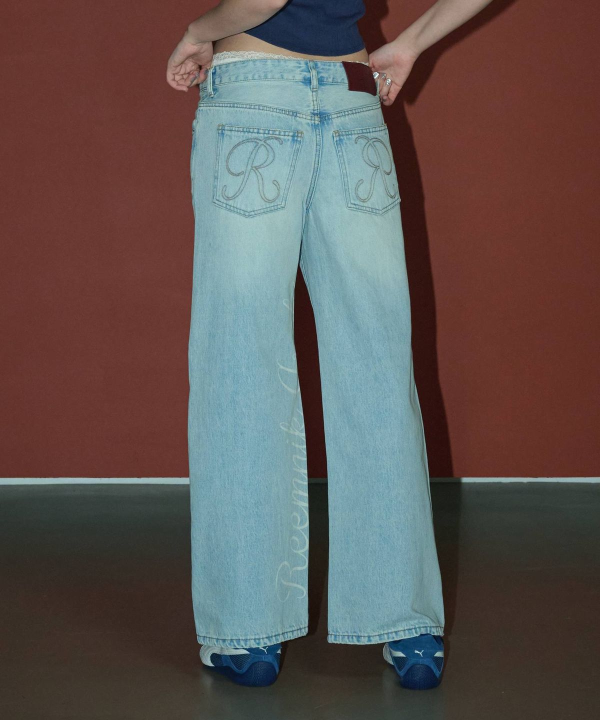 림닉(REEMNIK) RIVETTE DRIFT LETTERING WIDE DENIM PANTS [LIGHT BLUE]