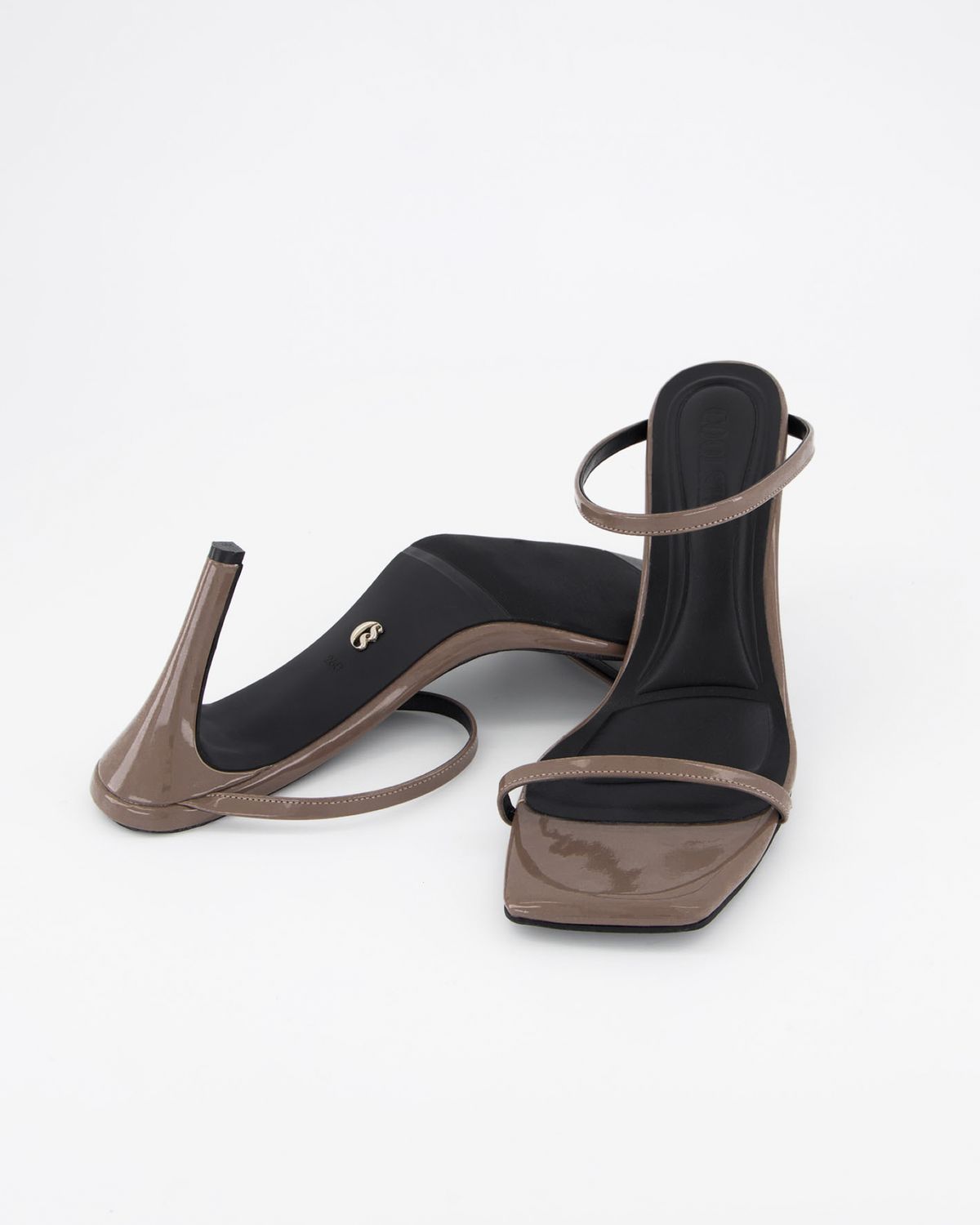 쿨시스(COOLSIS) CS PATENT STRAP HEELS (BROWN, 9.5cm)