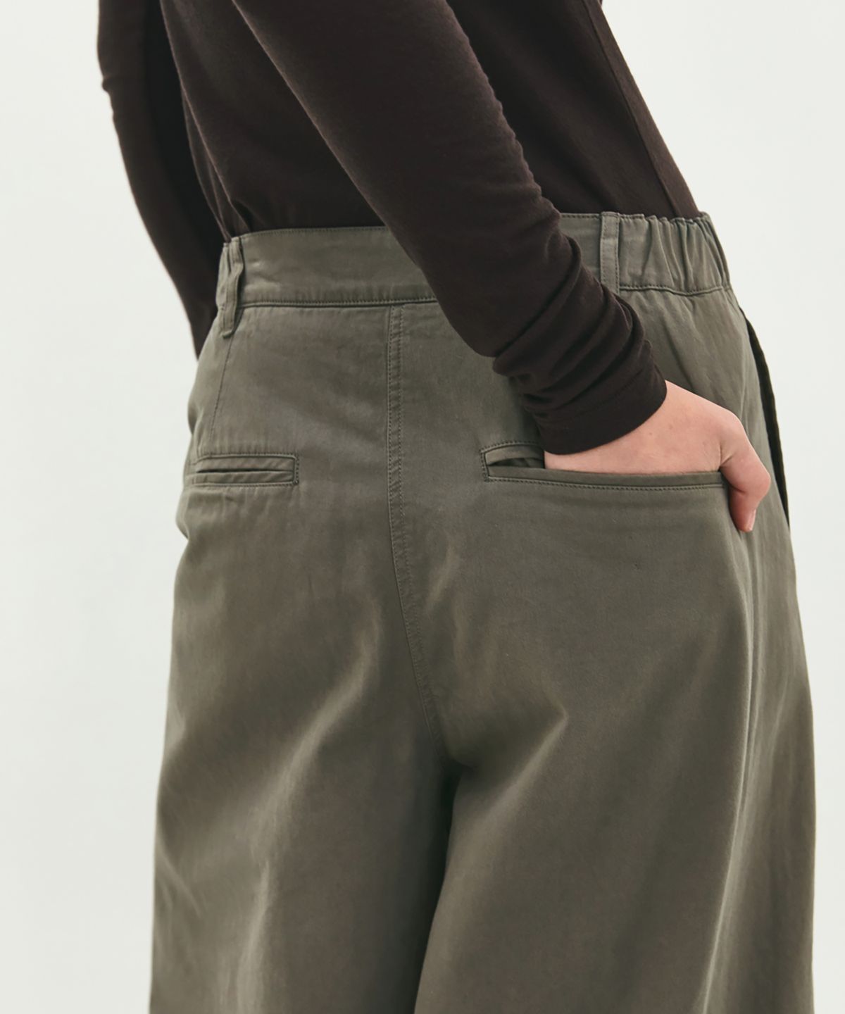 러프사이드 화이트라벨(ROUGH SIDE WHITE LABEL) Elastic Curved Pants Mud